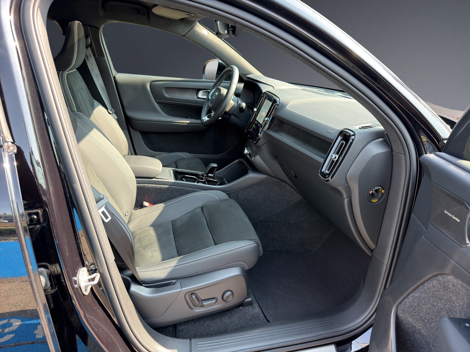 VOLVO C40 Recharge P8 Twin AWD Pure Electric Ultimate-image-6