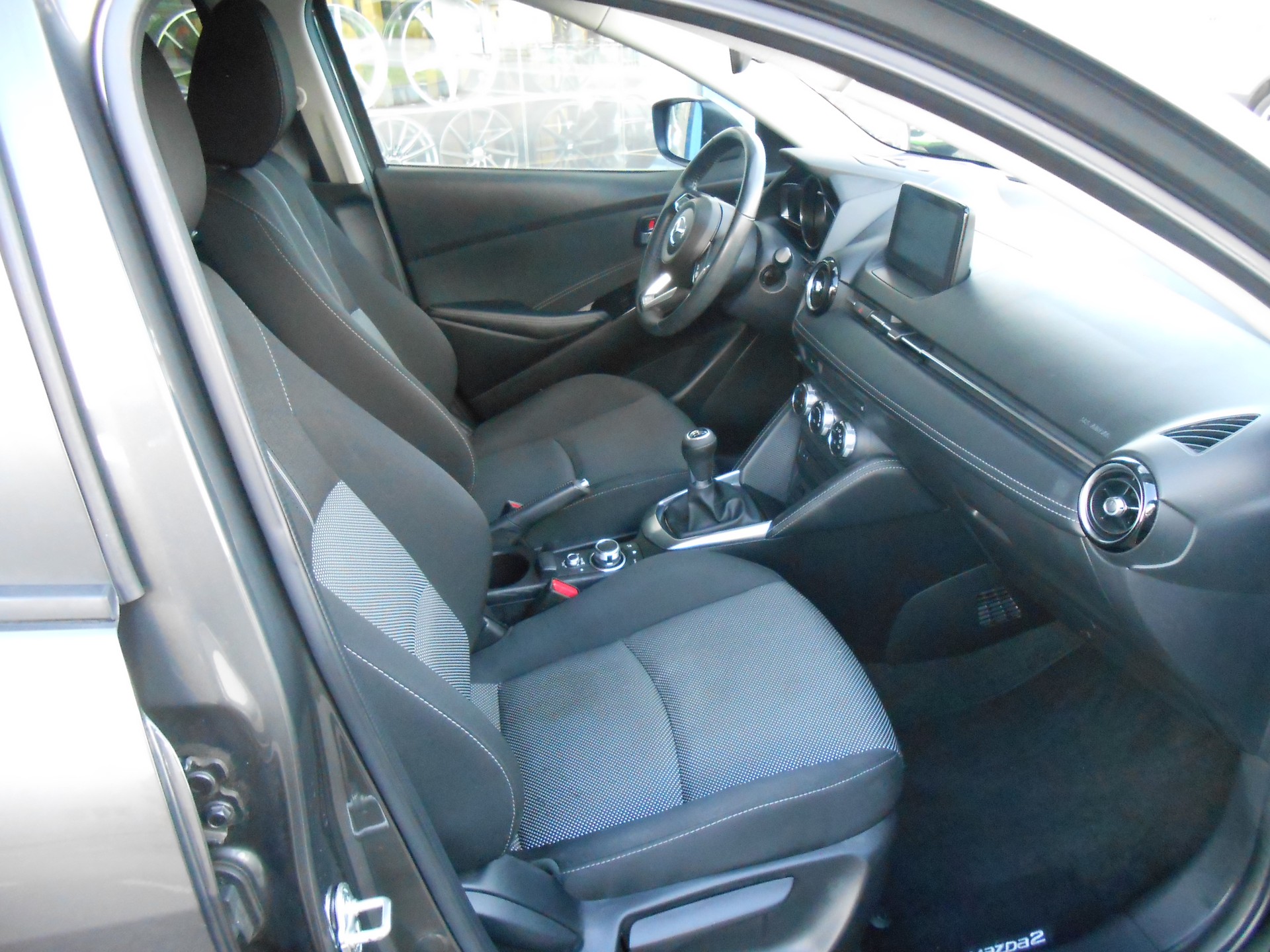MAZDA 2 SKYACTIV-G 115 Revolution-image-6