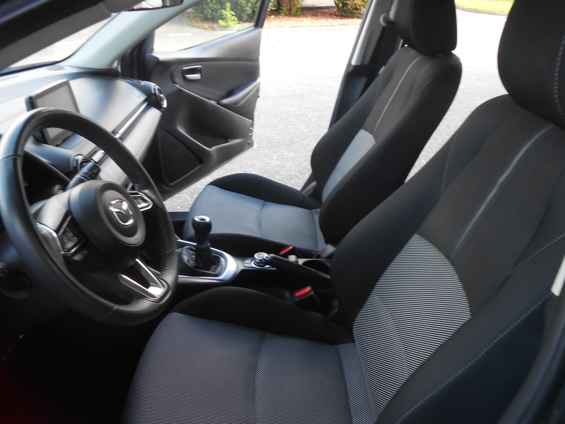 MAZDA 2 SKYACTIV-G 115 Revolution-image-8