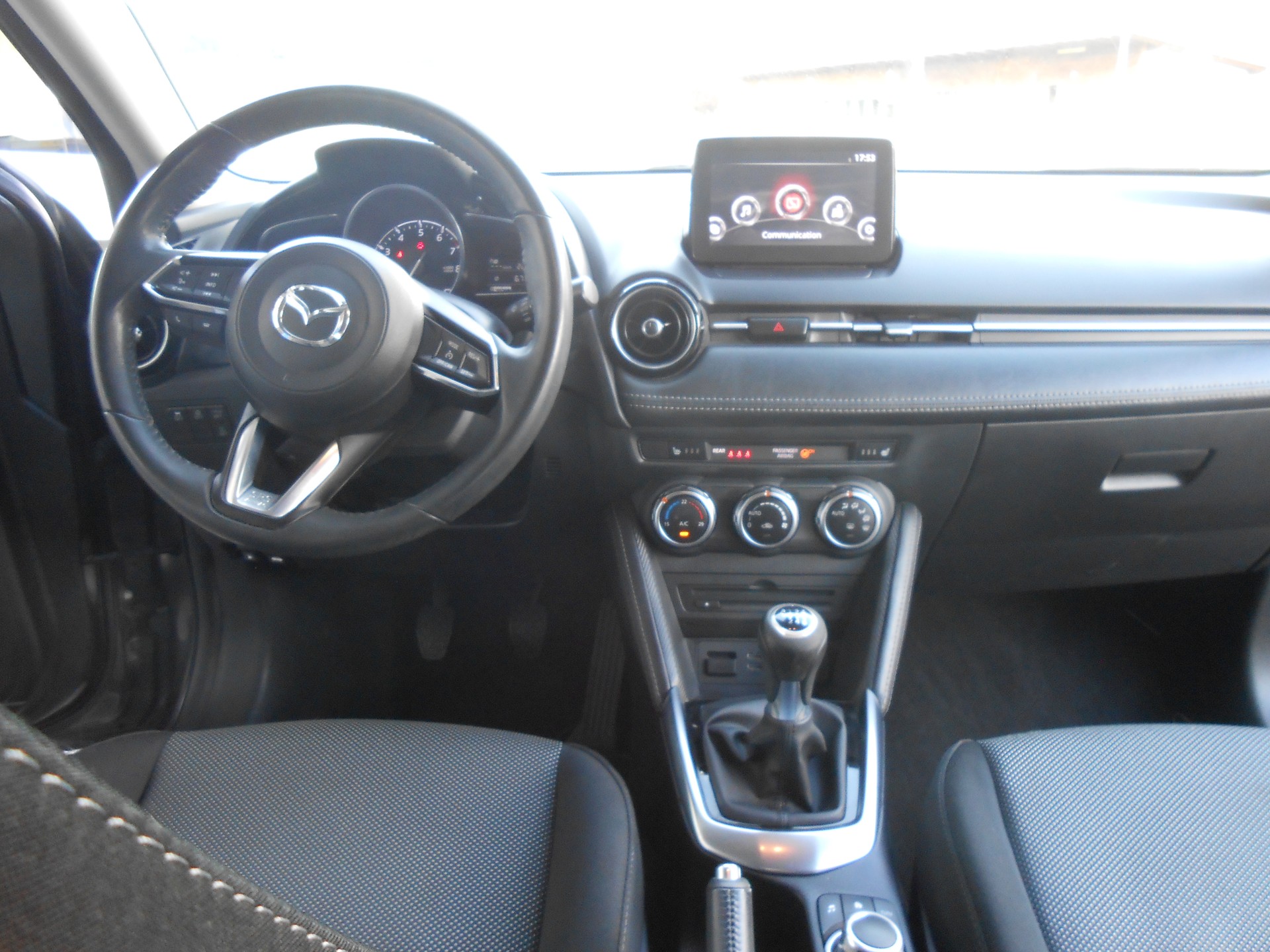 MAZDA 2 SKYACTIV-G 115 Revolution-image-9