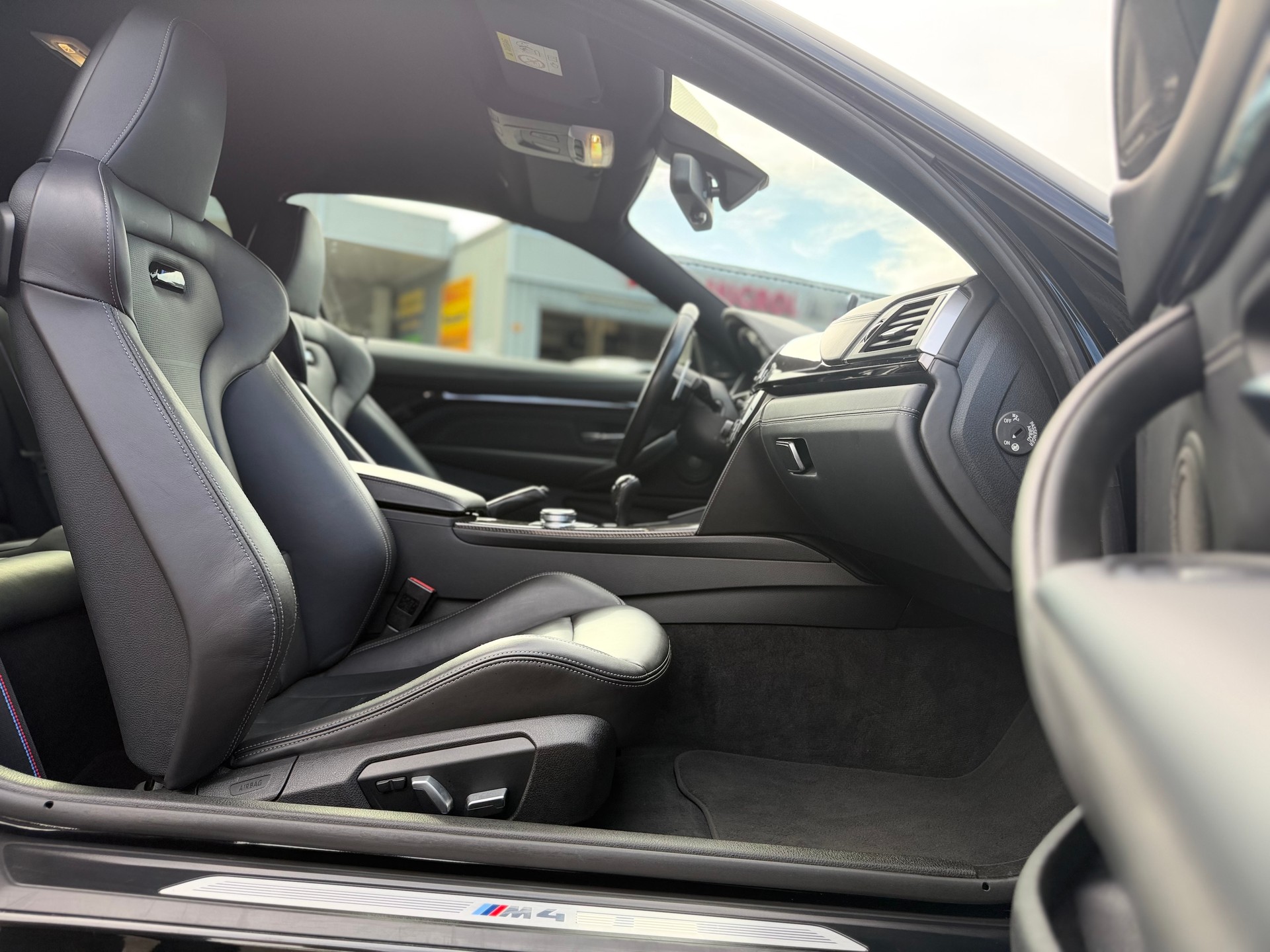 BMW M4 Coupé Competition DKG ° All Black + Carbon °-image-13