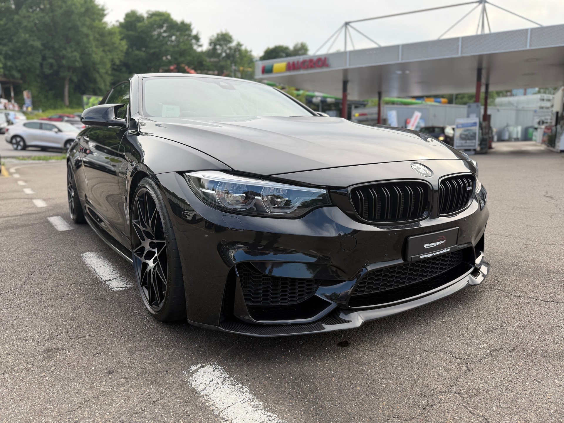 BMW M4 Coupé Competition DKG ° All Black + Carbon °-showroom-element-1