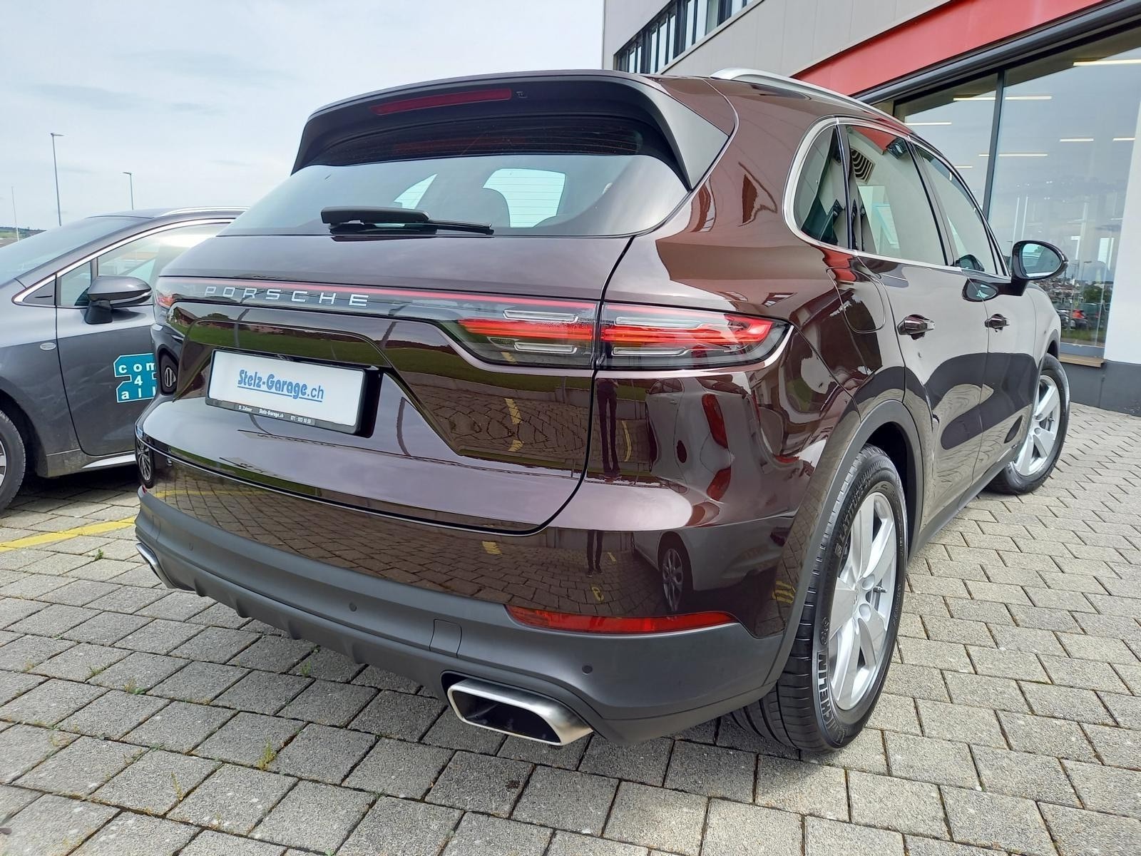 PORSCHE Cayenne-showroom-element-1