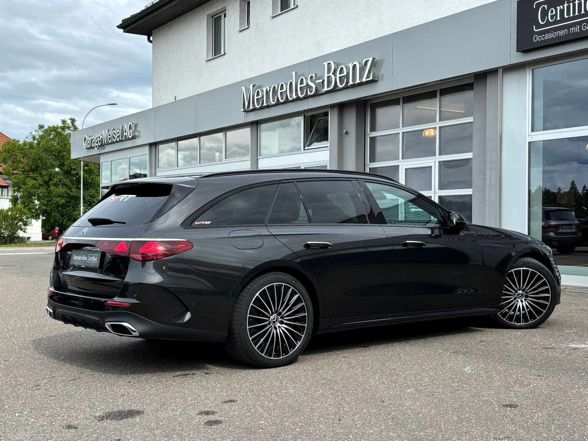 MERCEDES-BENZ E 300 de AMG-Line 4Matic Kombi-image-2