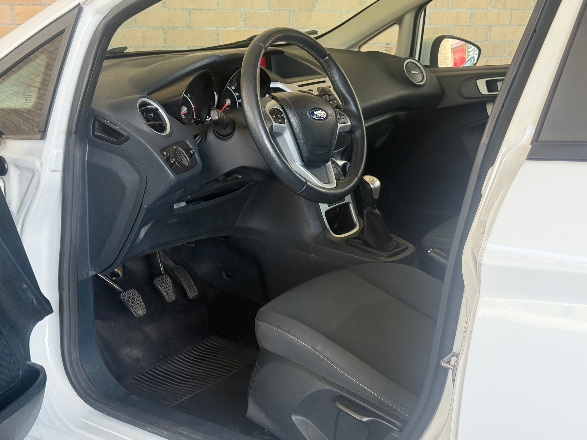 FORD Fiesta 1.4 16V Titanium-image-5
