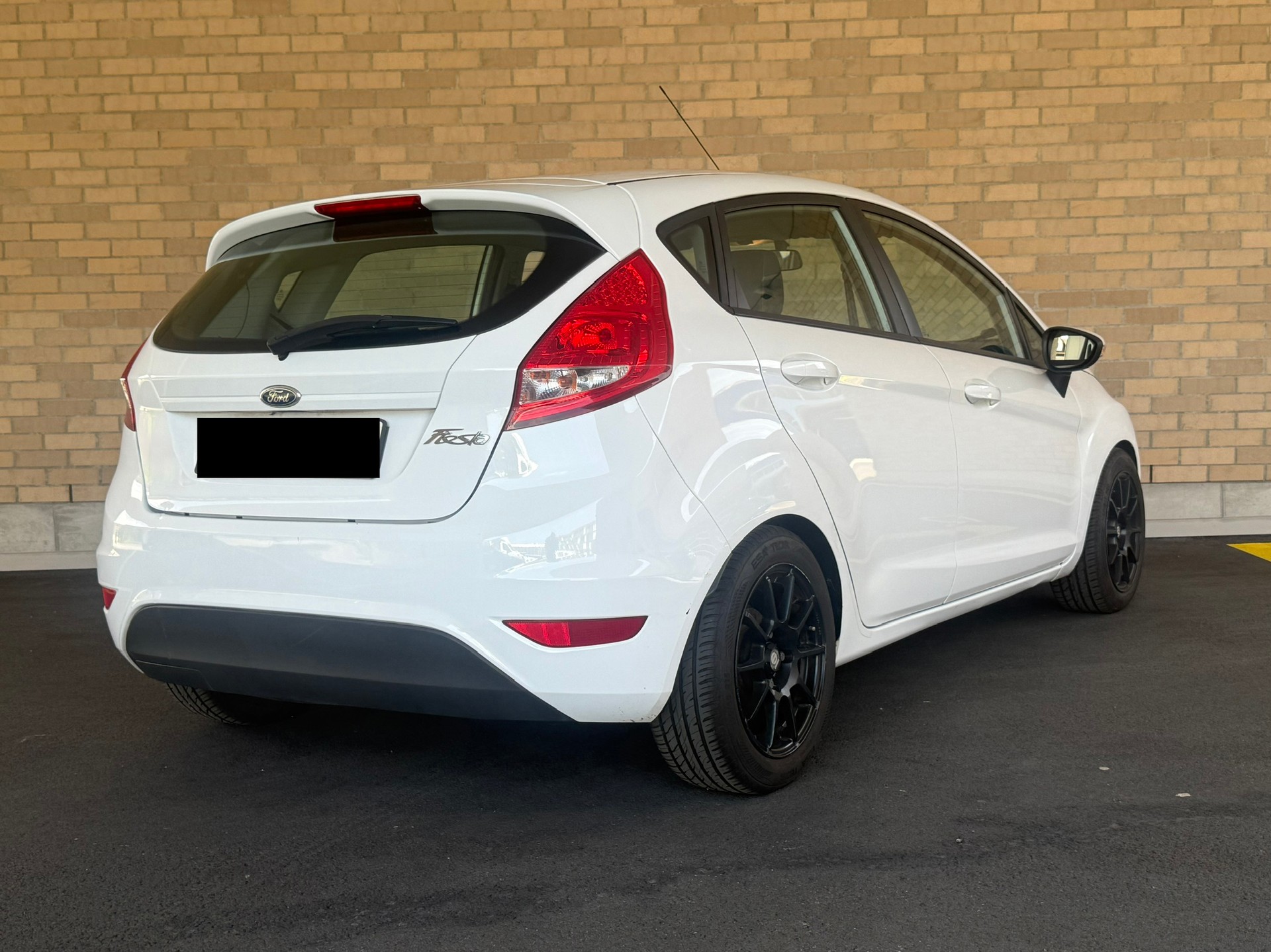 FORD Fiesta 1.4 16V Titanium-image-4