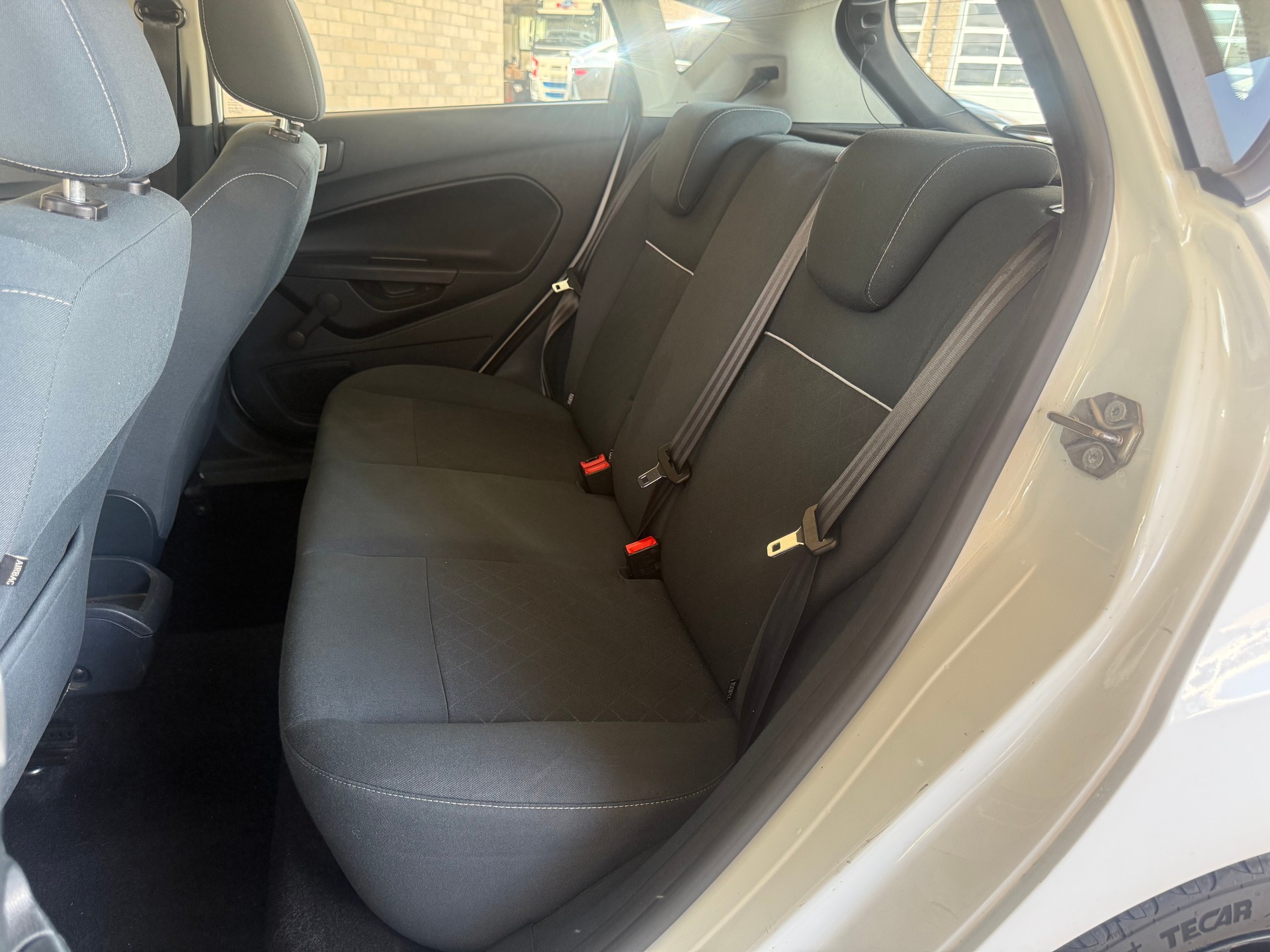 FORD Fiesta 1.4 16V Titanium-image-8