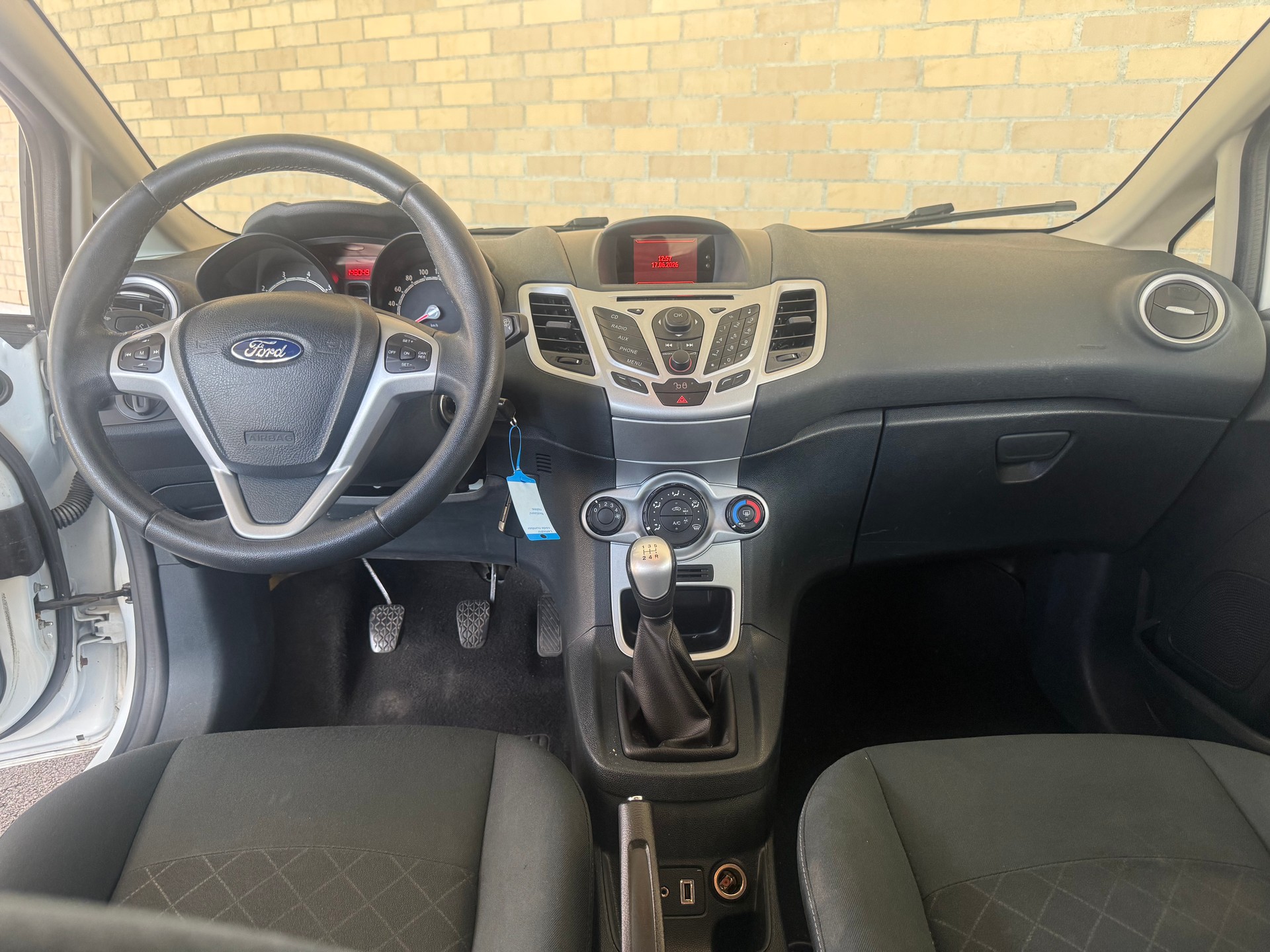 FORD Fiesta 1.4 16V Titanium-image-7
