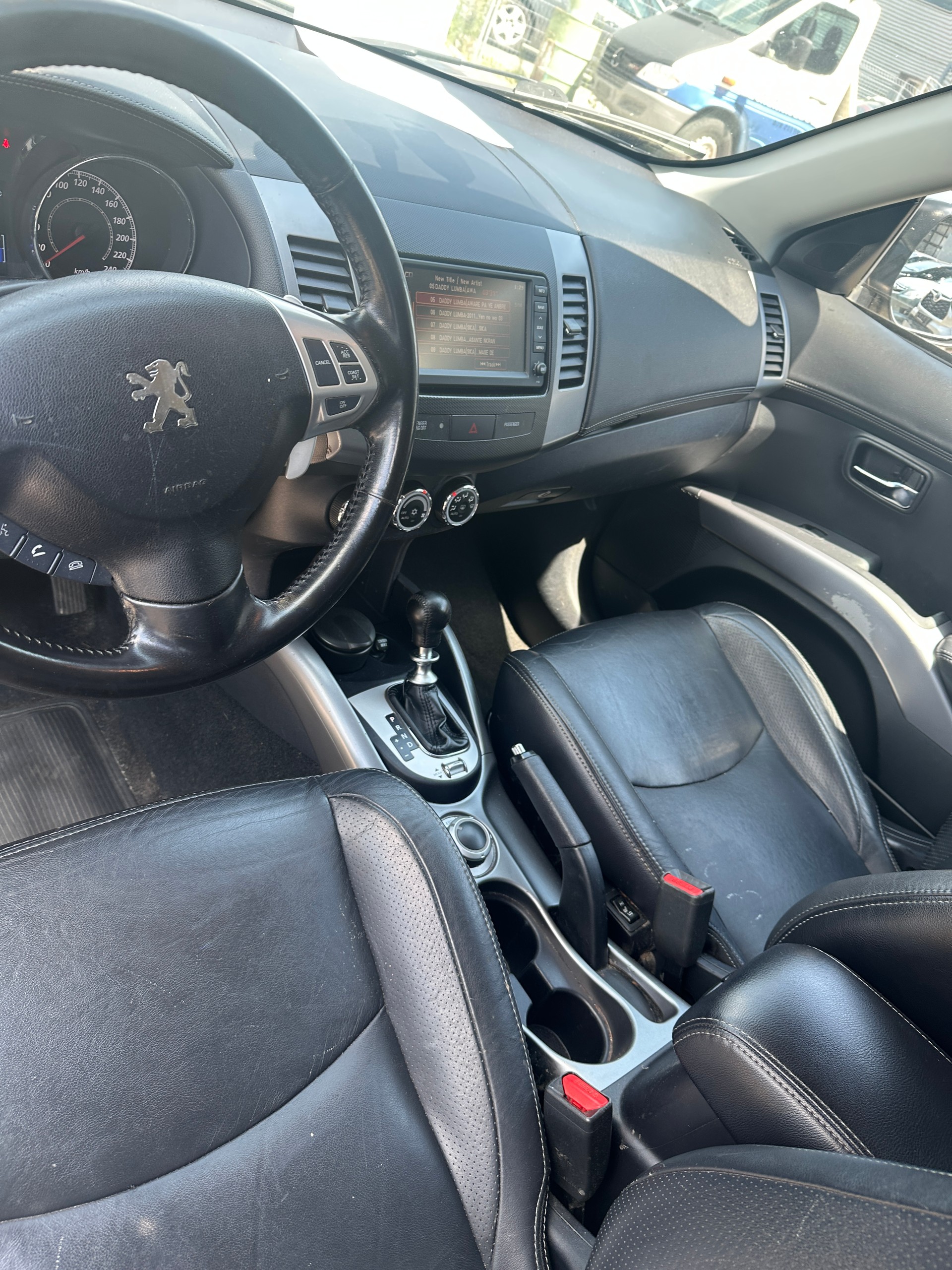 PEUGEOT 4007 2.2 HDi Lion Edition DCS6-image-3