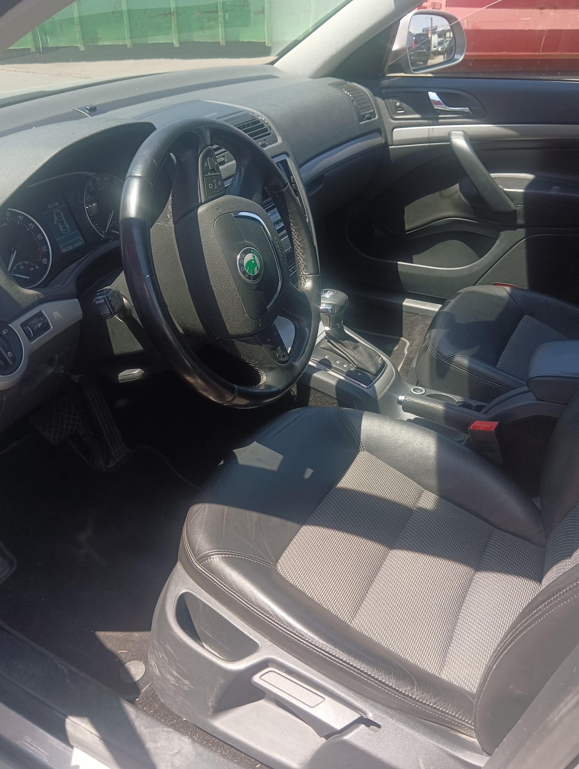 SKODA Octavia Combi 2.0 TDI Swiss Adventure 4x4 DSG-image-4