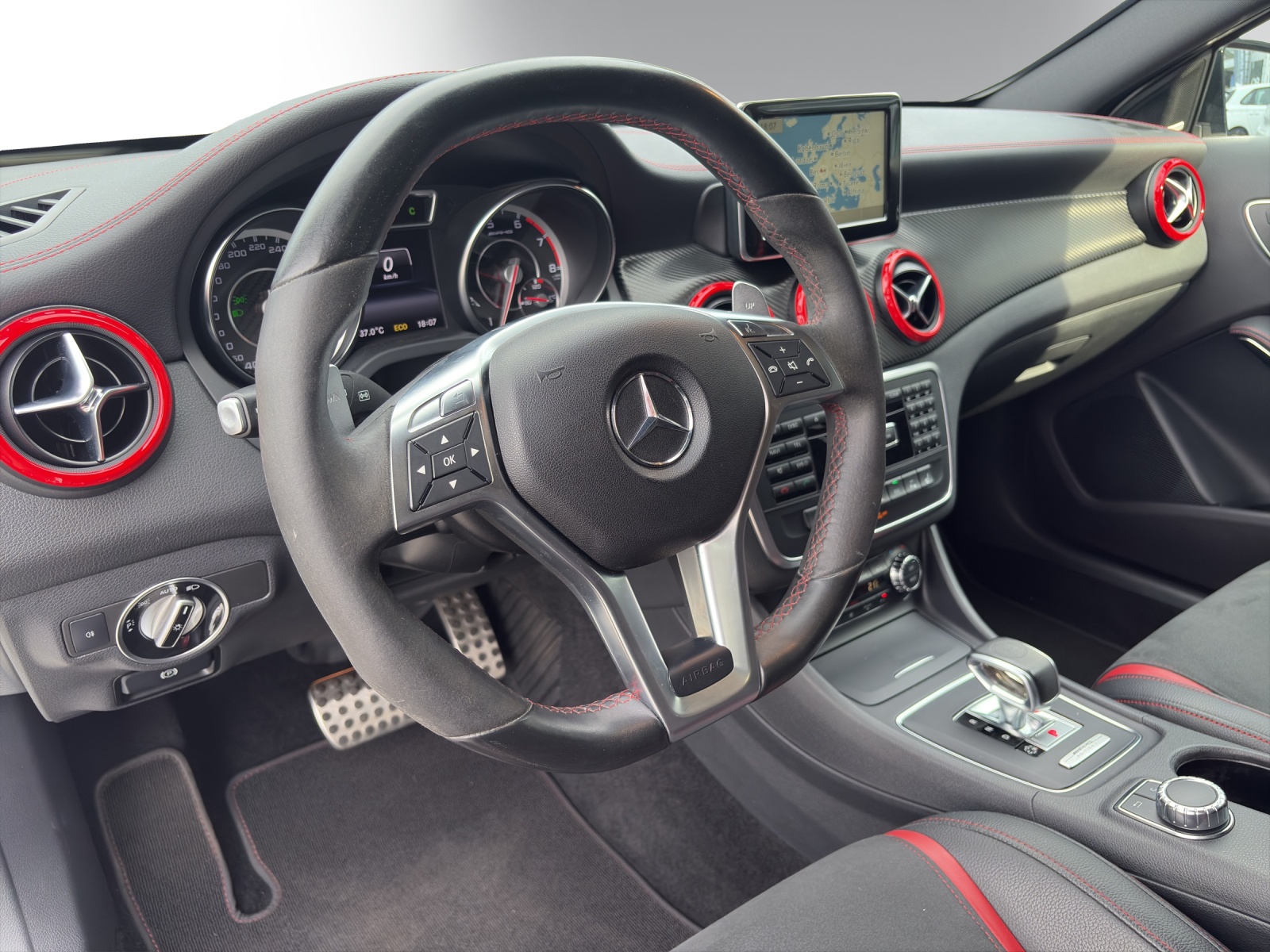 MERCEDES-BENZ GLA 45 AMG 4Matic 7G-DCT-image-8
