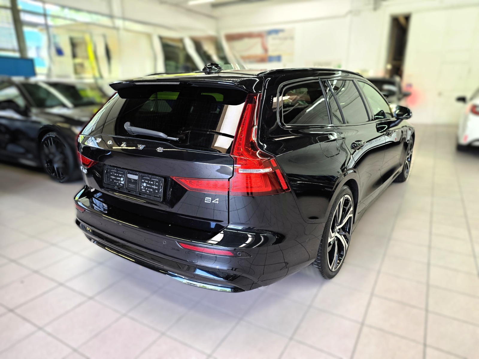 VOLVO V60 B4 Benzin Mild Hybrid Ultra Dark DCT-image-4