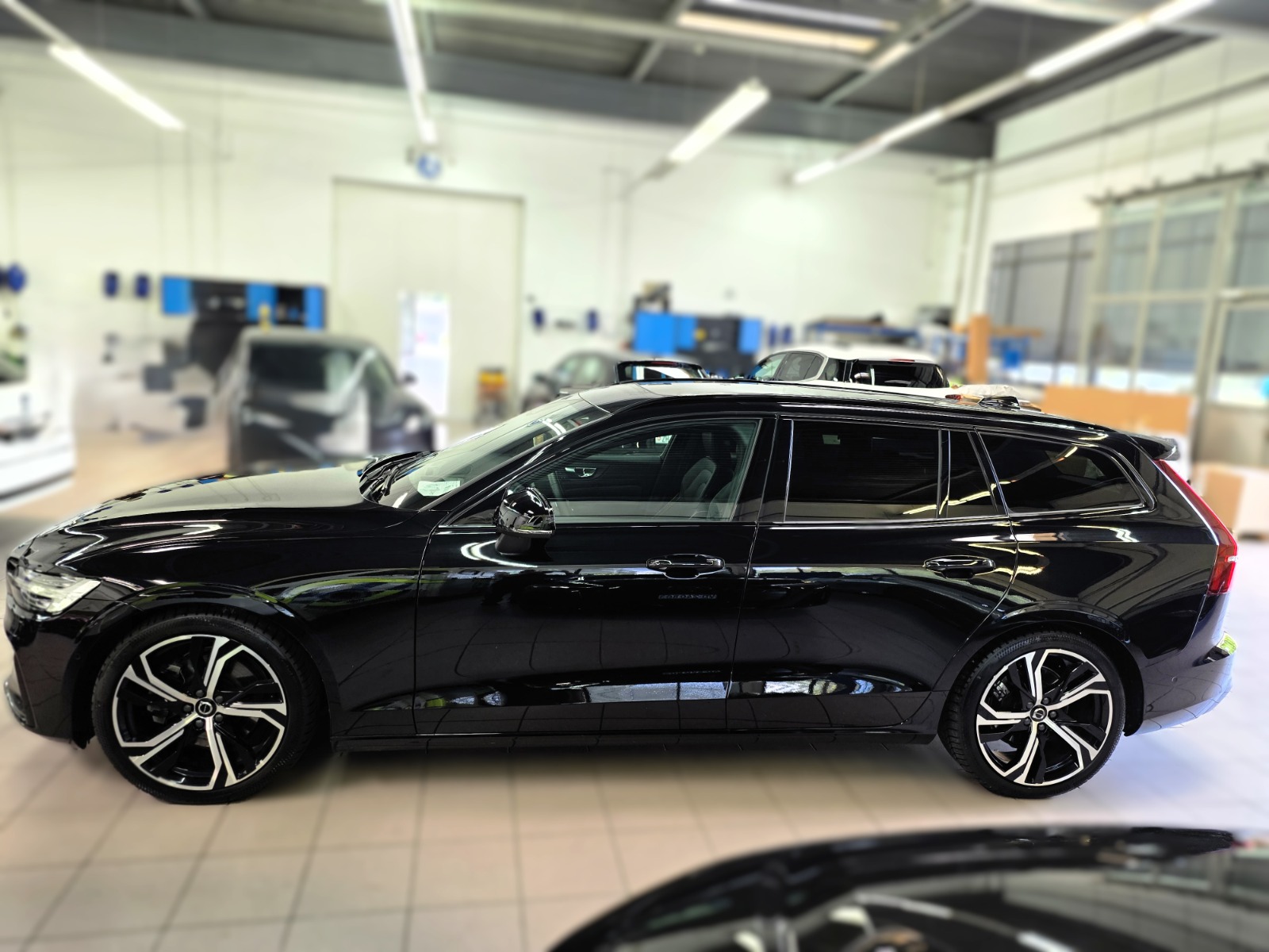 VOLVO V60 B4 Benzin Mild Hybrid Ultra Dark DCT-image-1