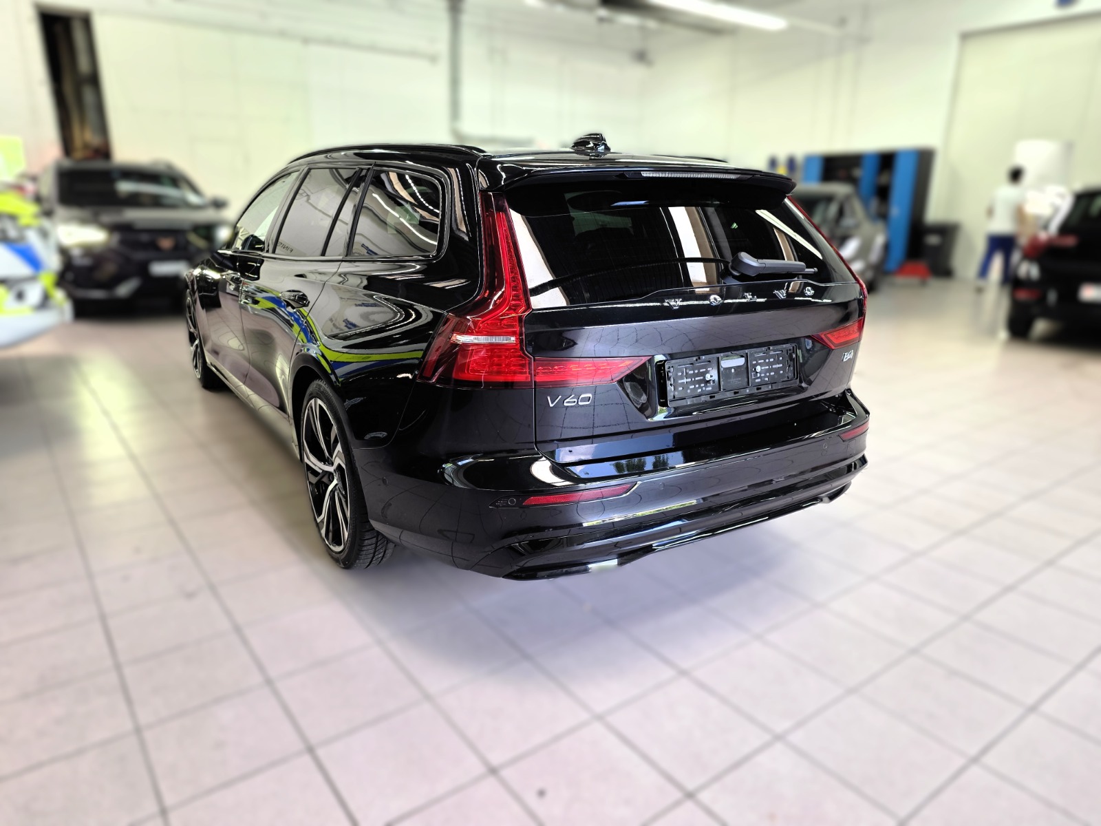 VOLVO V60 B4 Benzin Mild Hybrid Ultra Dark DCT-image-2