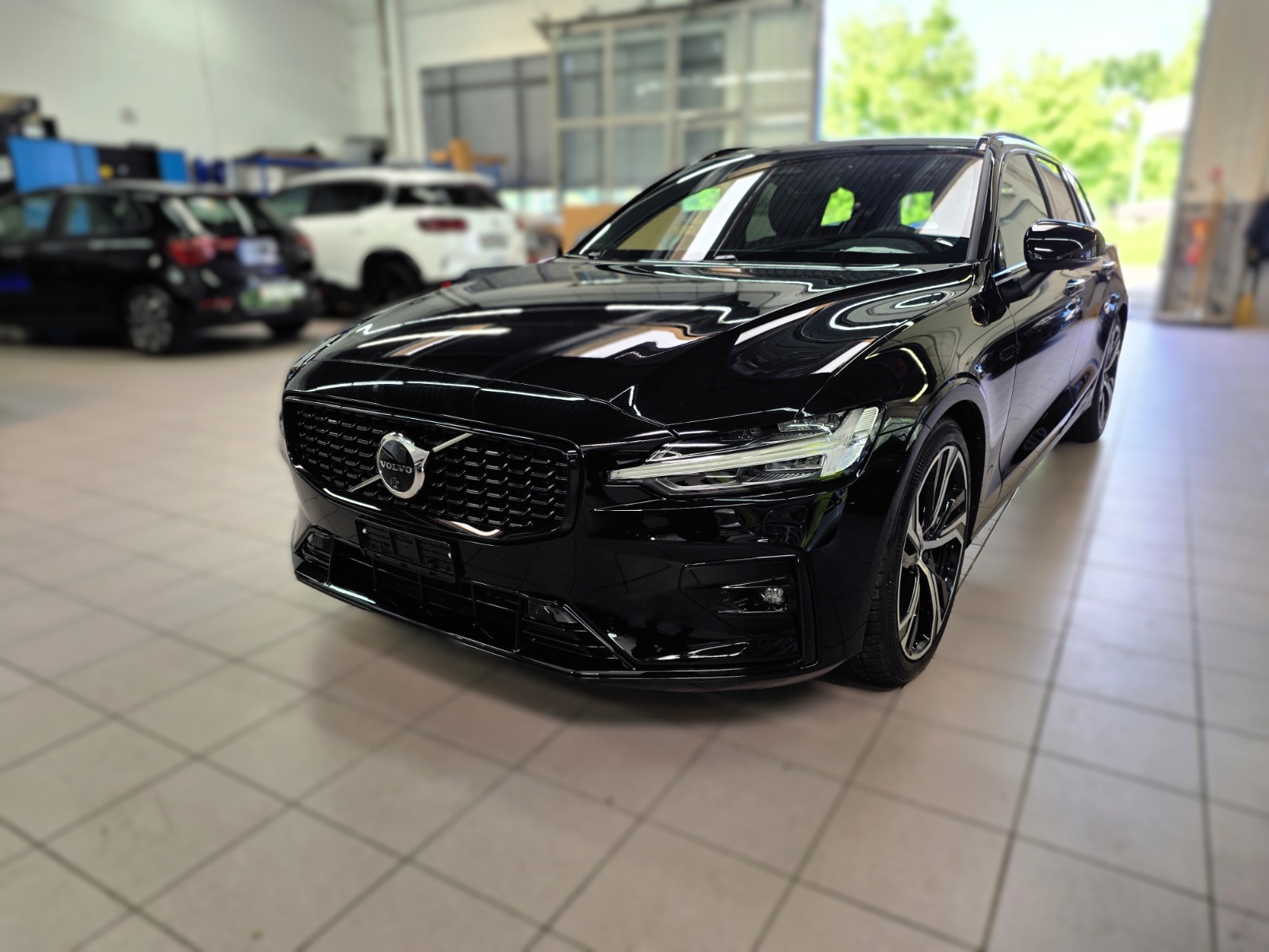 VOLVO V60 B4 Benzin Mild Hybrid Ultra Dark DCT-image-0