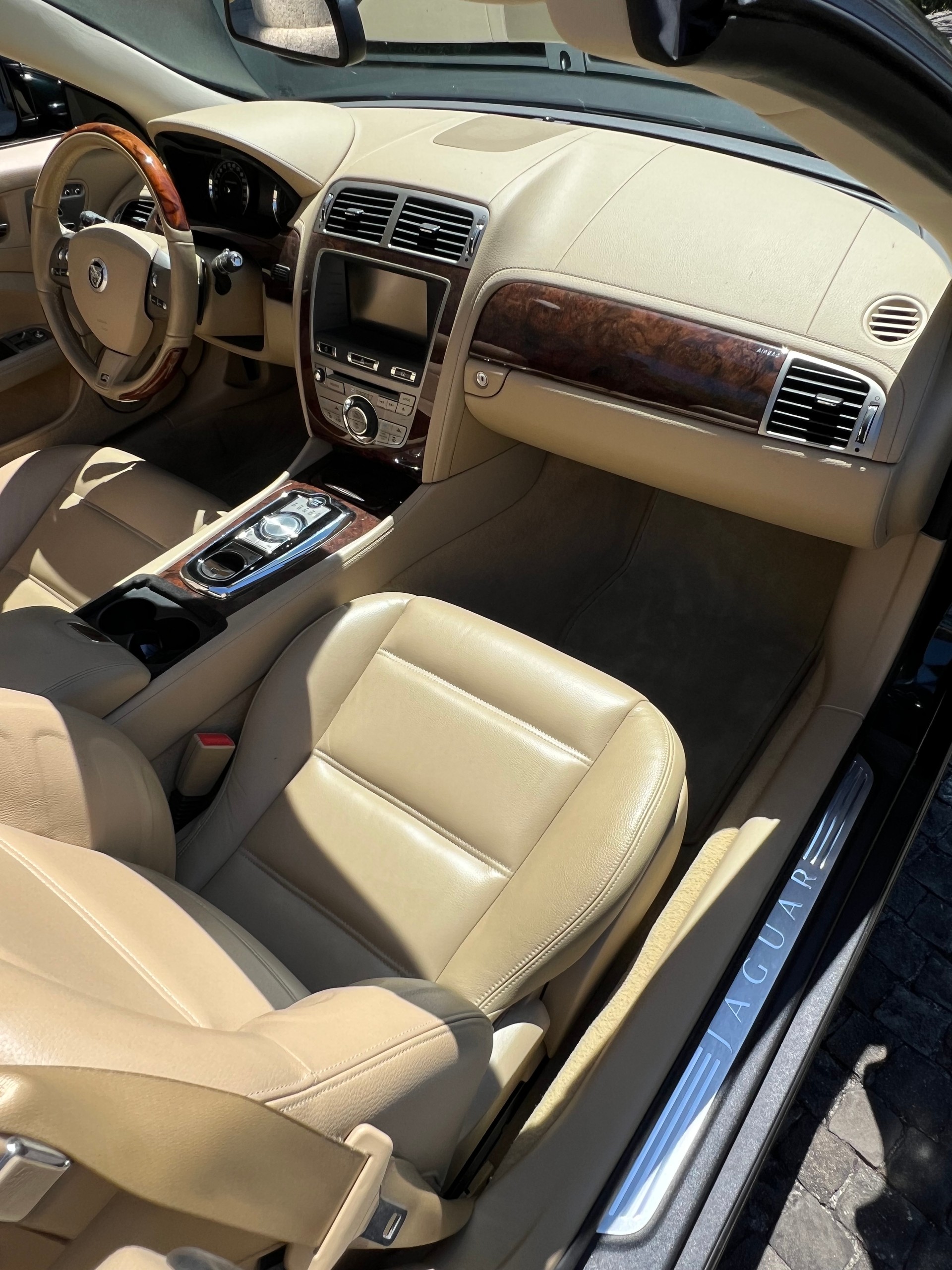 JAGUAR XKR-image-10