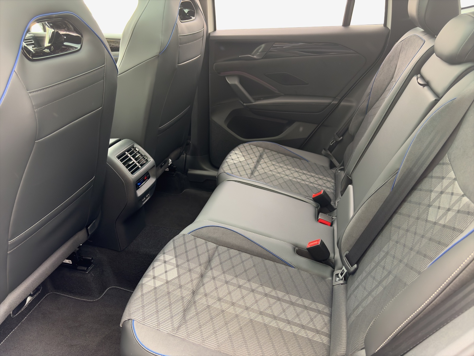 VW Tiguan 2.0 TSI DSG R-Line 4Motion-image-11