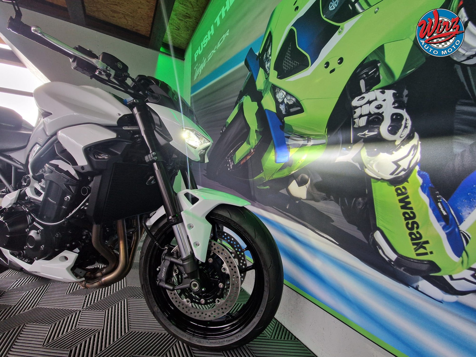 KAWASAKI Z 900 (35kW) **White Edition an Lager**