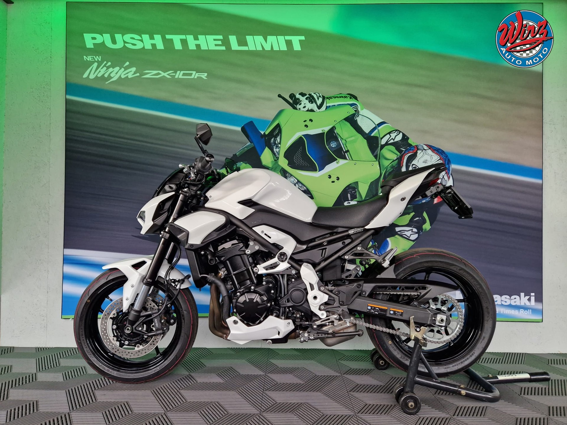 KAWASAKI Z 900 (35kW) **White Edition an Lager**-image-2