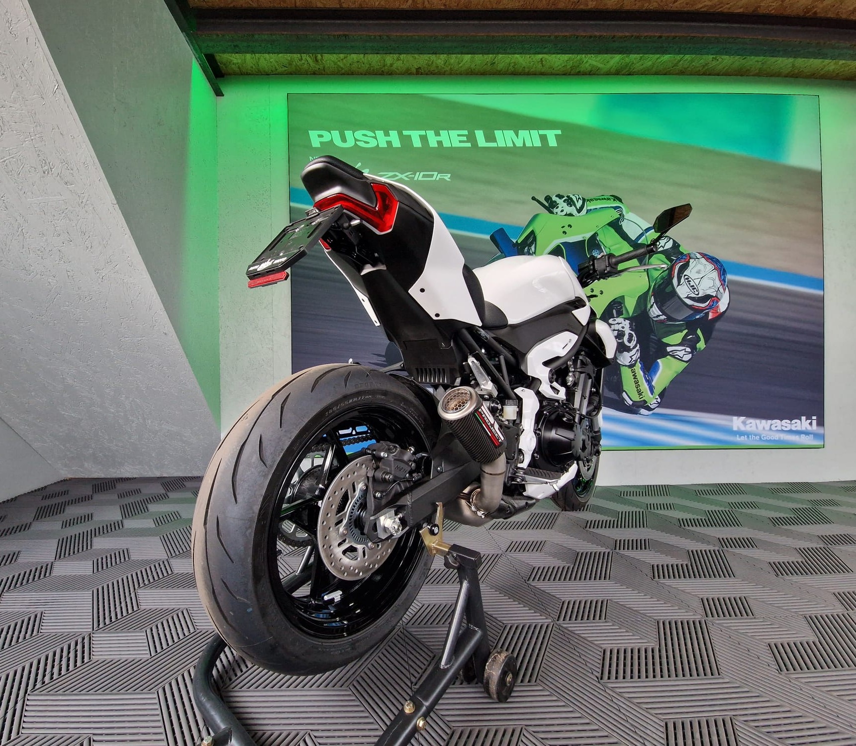 KAWASAKI Z 900 (35kW) **White Edition an Lager**-image-6