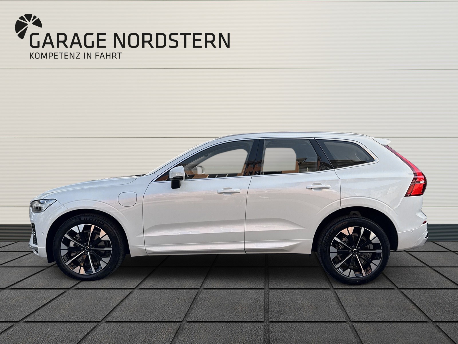 VOLVO XC60 2.0 T6 TE Ultra Bright eAWD-showroom-element-1