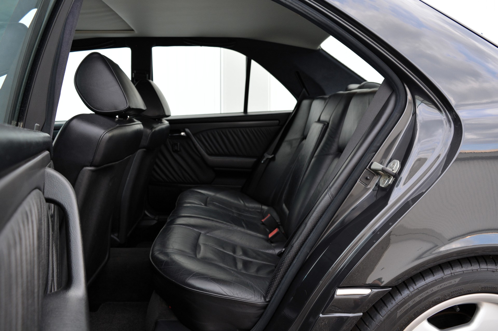 MERCEDES-BENZ C 36 AMG-image-13