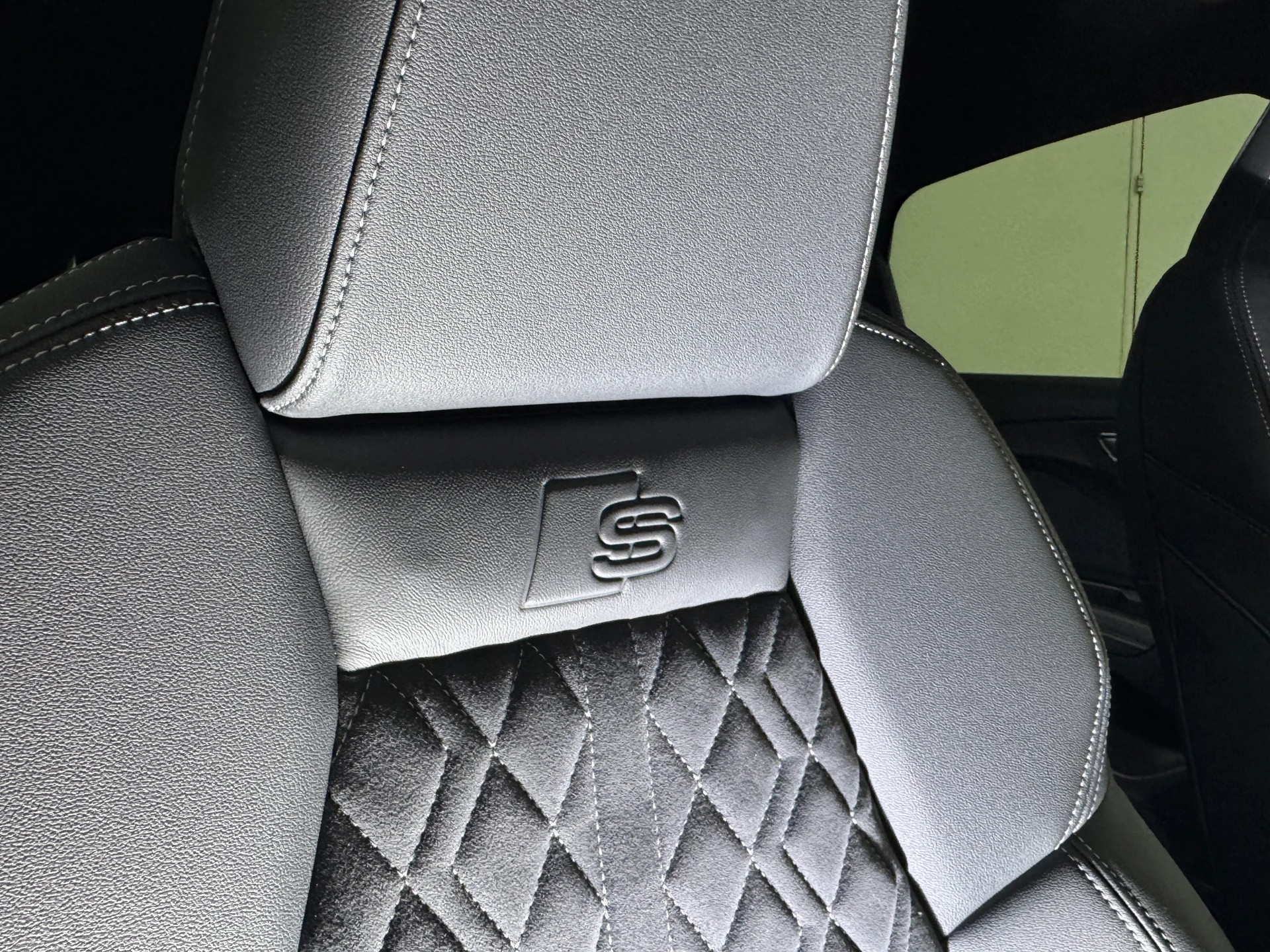 AUDI Q4 e-tron 55 S-Line quattro Black-Optik 340PS / AHK / Wärmepumpe-image-9