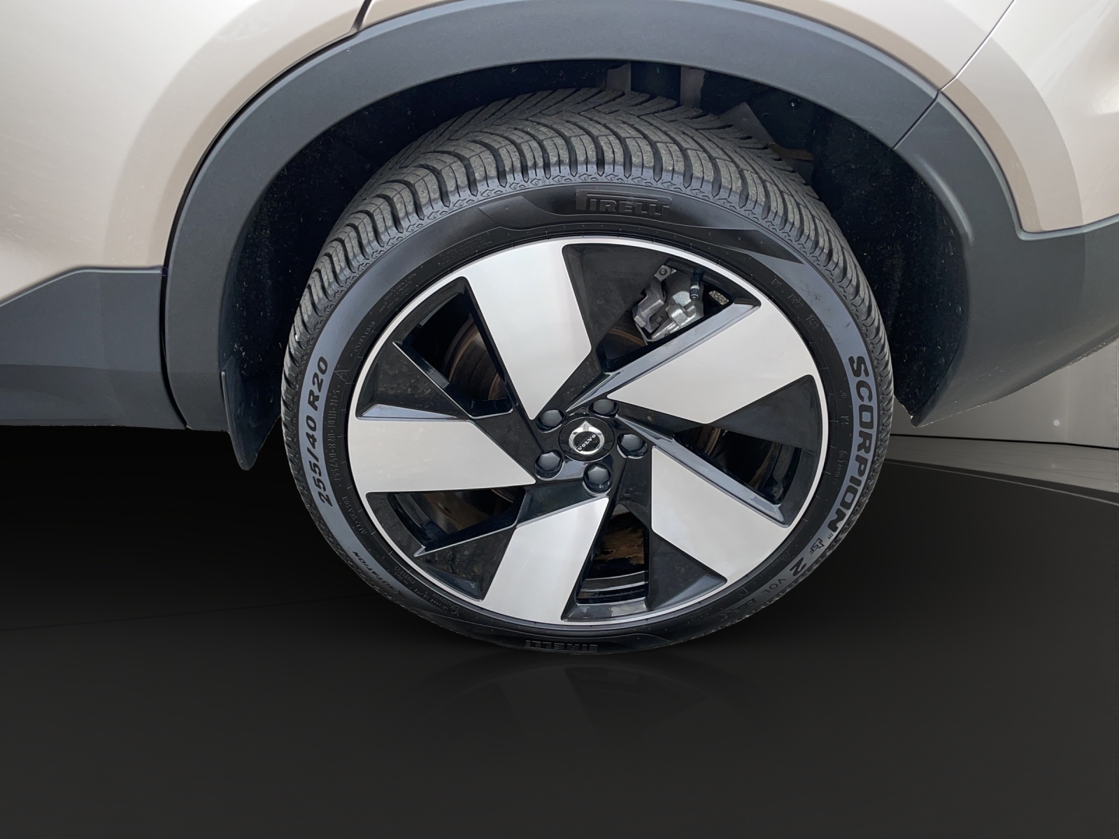 VOLVO XC40 E80 Twin Plus AWD-image-3