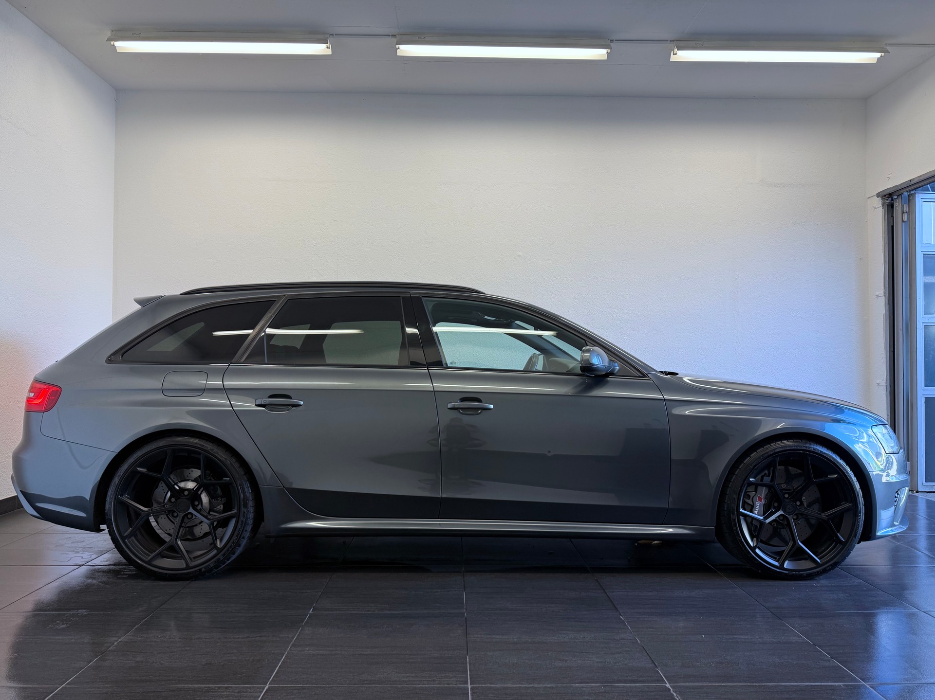 AUDI RS4 Avant 4.2 FSI V8 quattro S-tronic-image-4