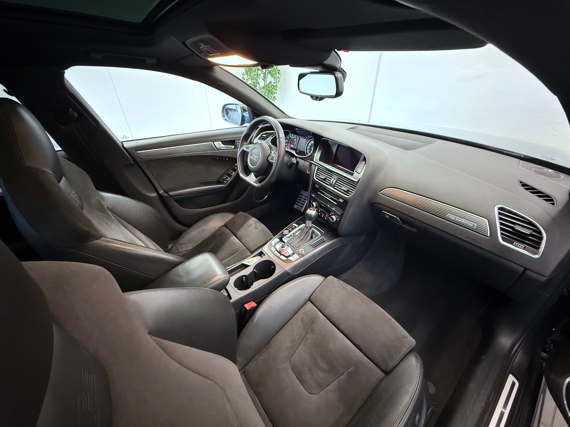 AUDI RS4 Avant 4.2 FSI V8 quattro S-tronic-image-21