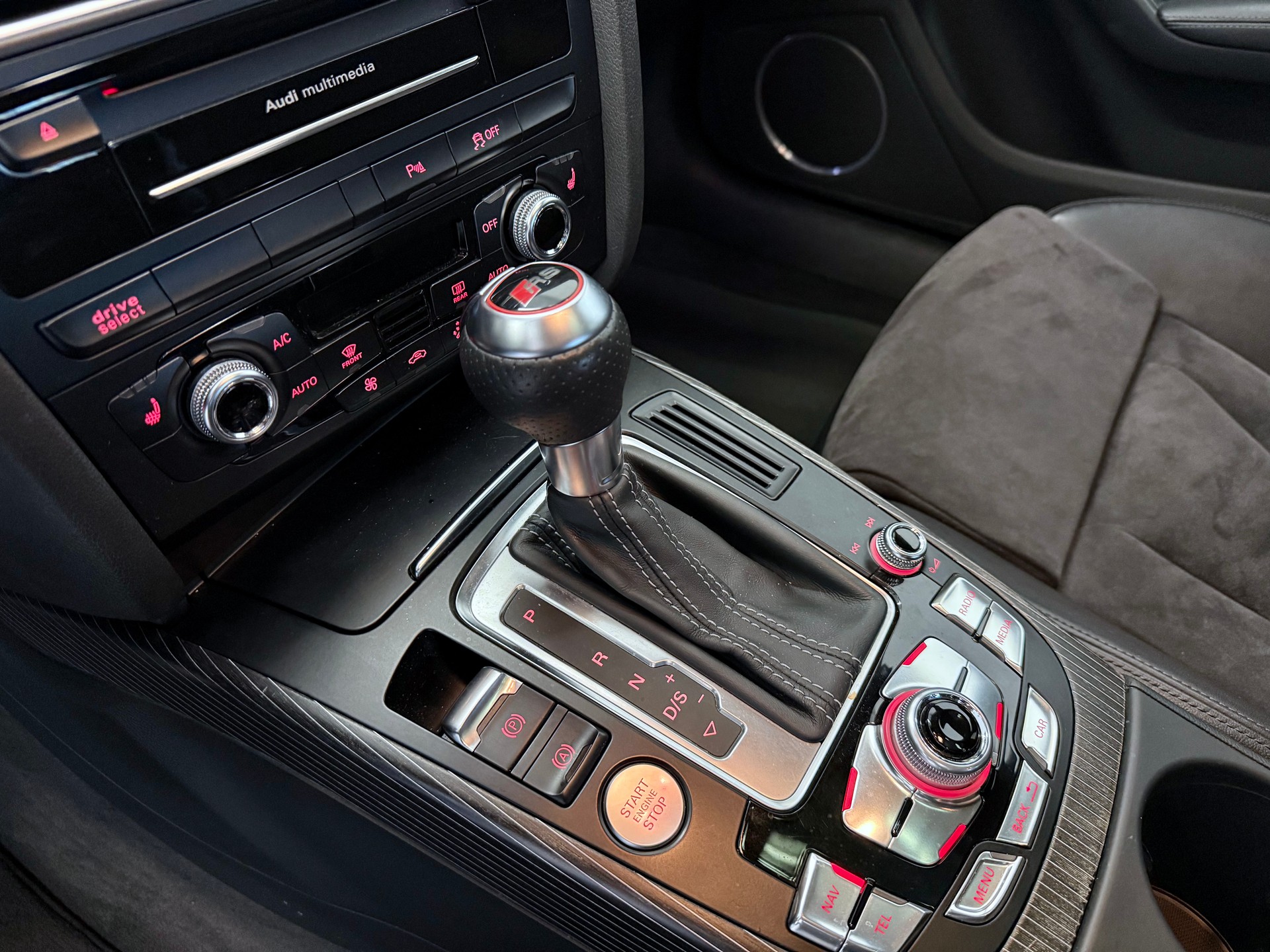 AUDI RS4 Avant 4.2 FSI V8 quattro S-tronic-image-16