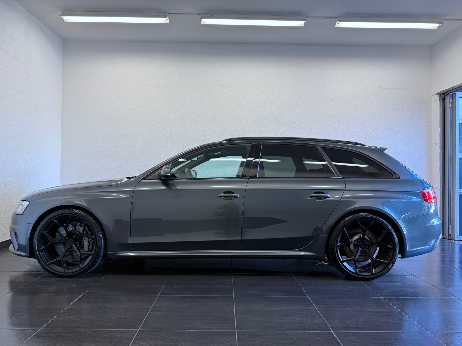 AUDI RS4 Avant 4.2 FSI V8 quattro S-tronic-image-9