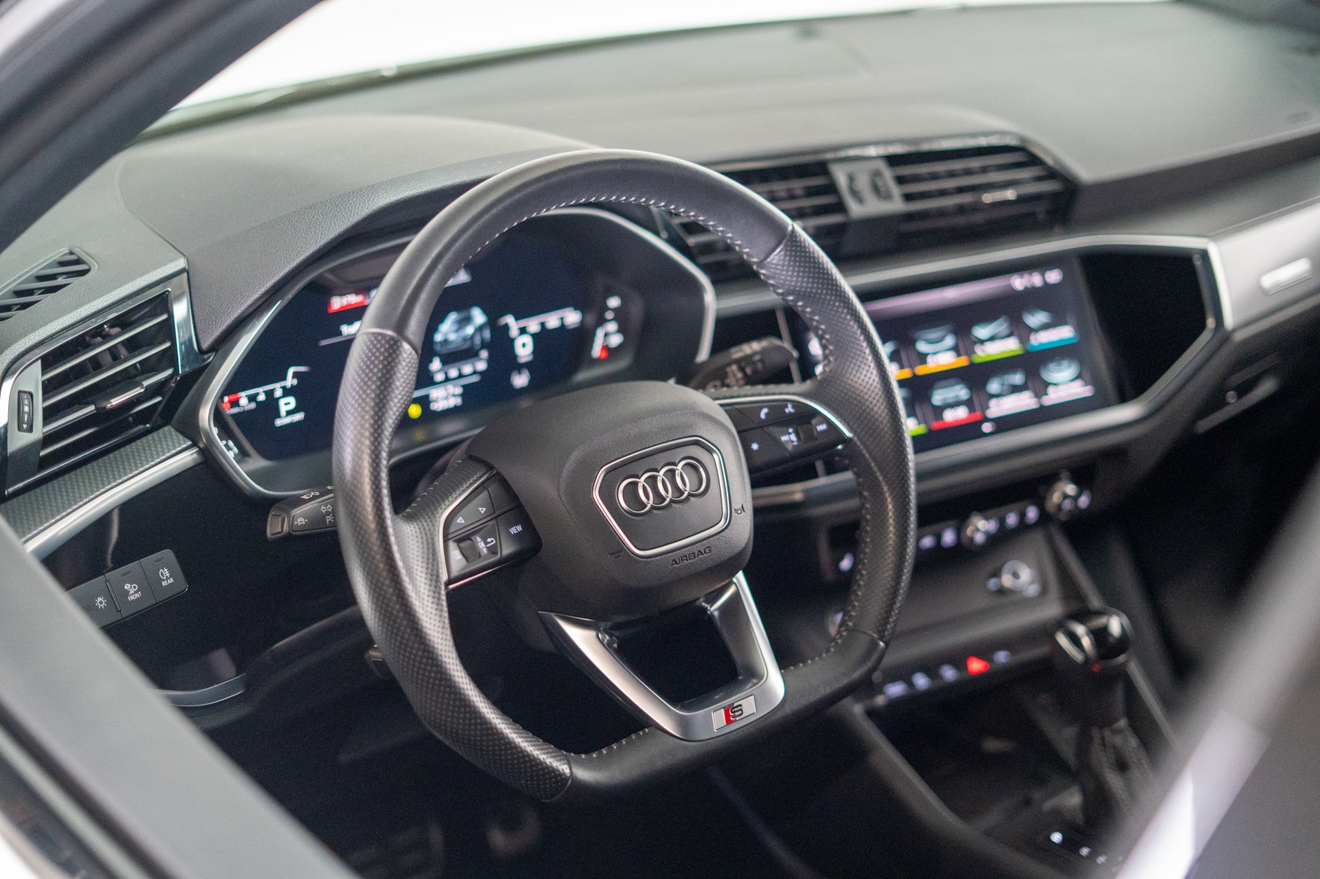 AUDI Q3 1.5 35 TFSI S line S-Tronic / CH-Fahrzeug / Rückfahrkamera / S-Line-image-7