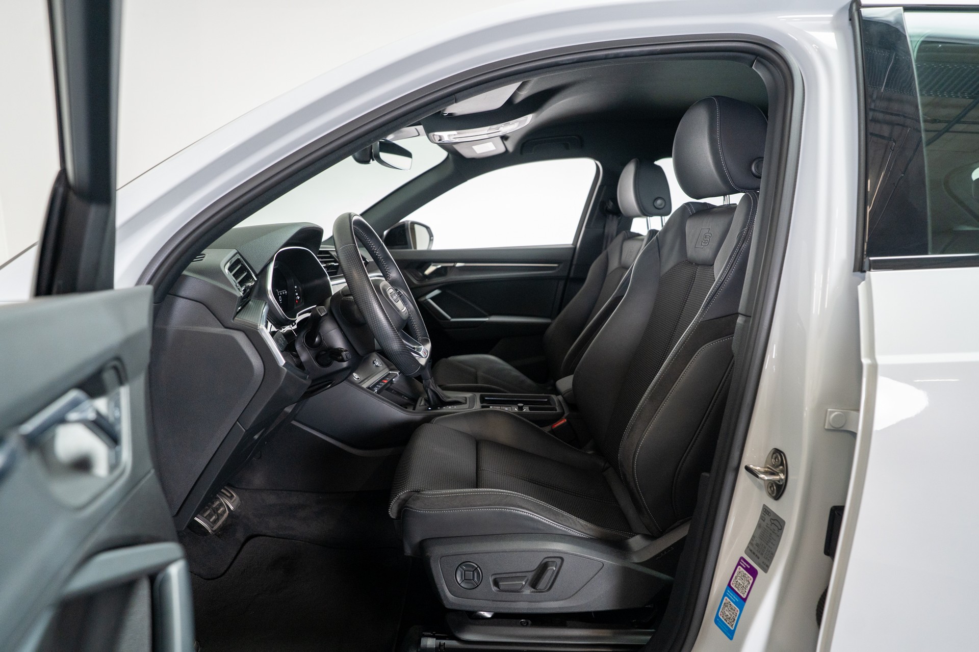 AUDI Q3 1.5 35 TFSI S line S-Tronic / CH-Fahrzeug / Rückfahrkamera / S-Line-image-8