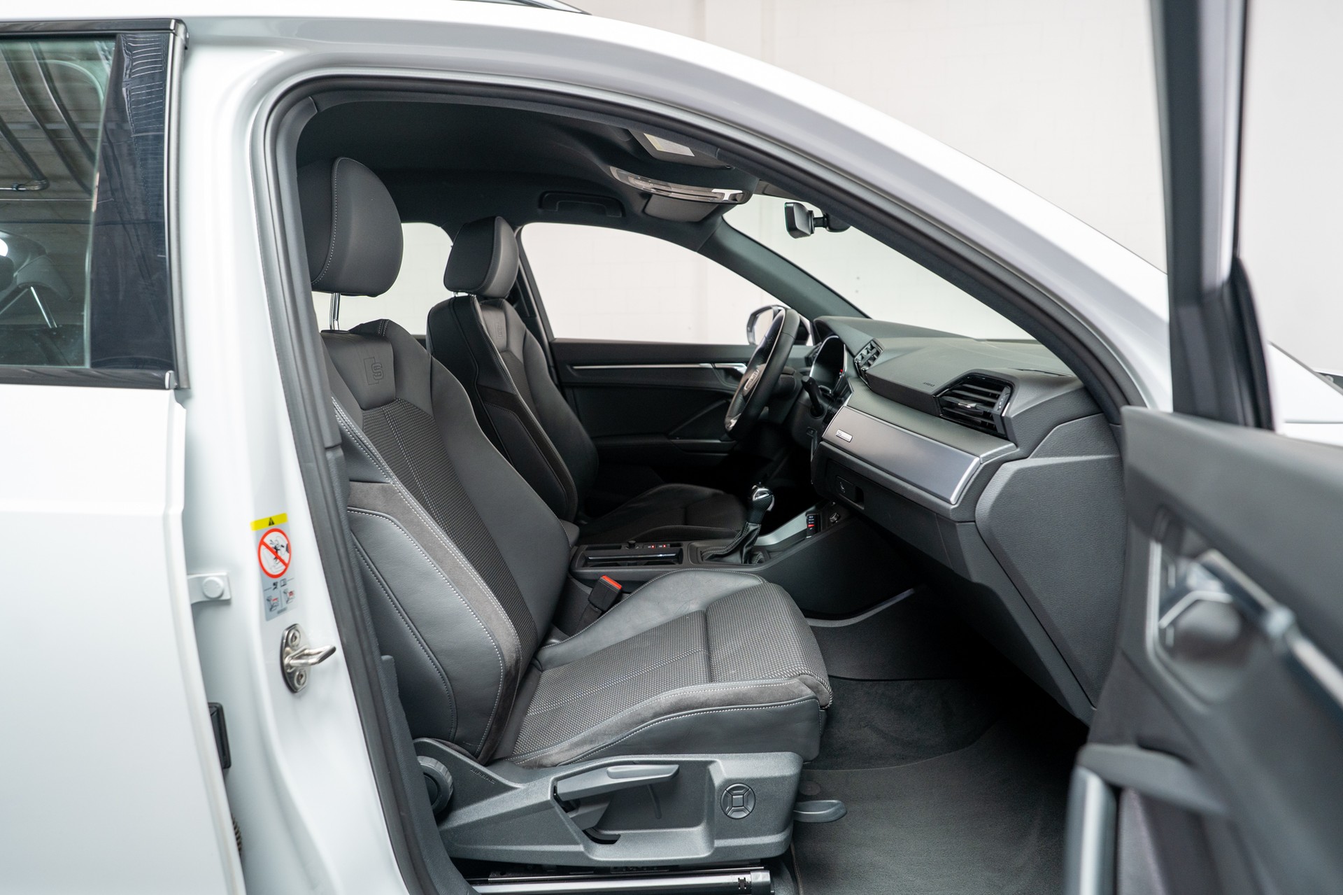 AUDI Q3 1.5 35 TFSI S line S-Tronic / CH-Fahrzeug / Rückfahrkamera / S-Line-image-14
