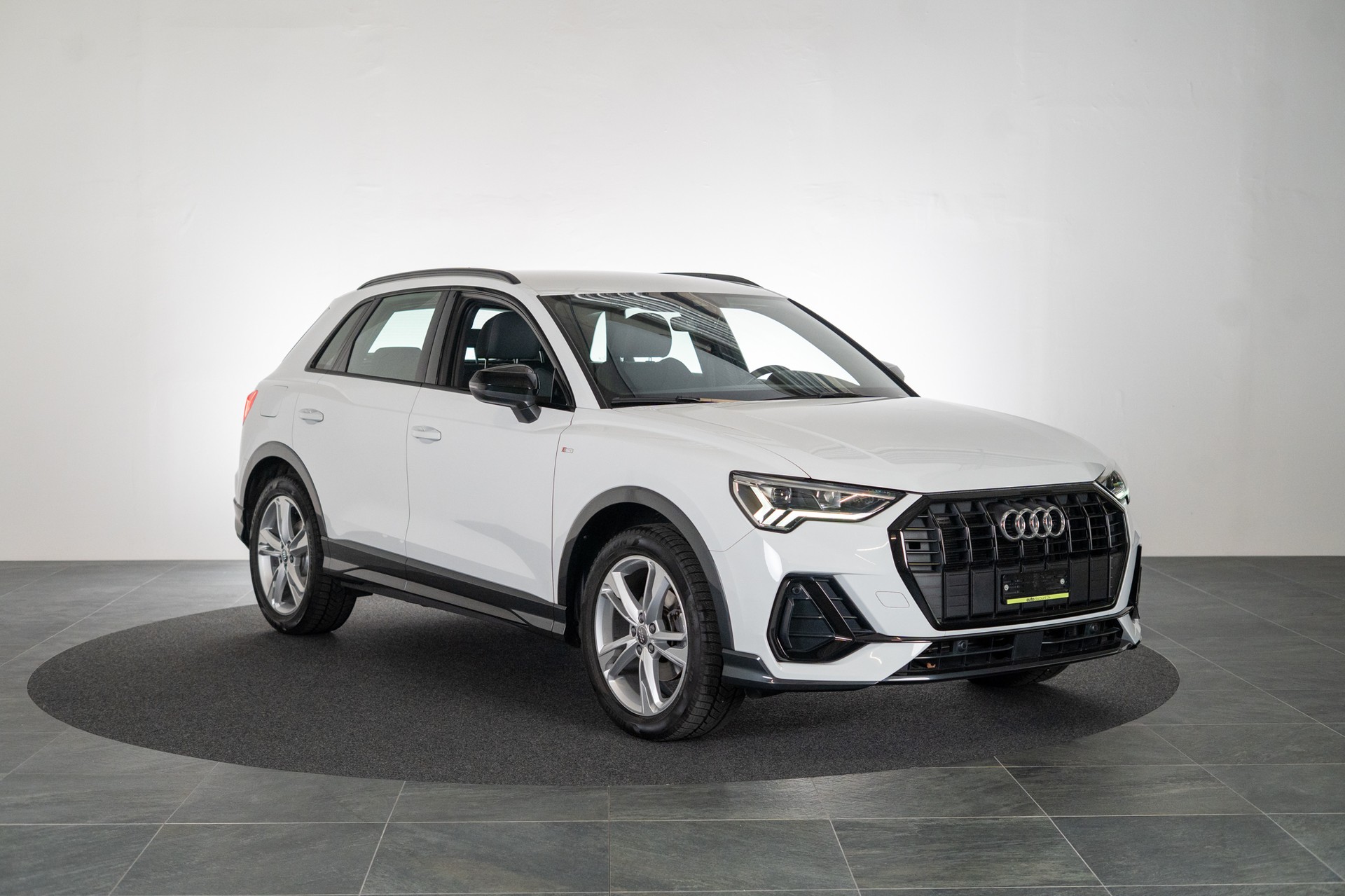 AUDI Q3 1.5 35 TFSI S line S-Tronic / CH-Fahrzeug / Rückfahrkamera / S-Line-image-2