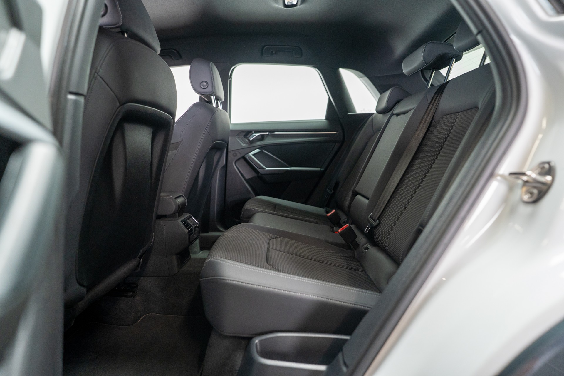 AUDI Q3 1.5 35 TFSI S line S-Tronic / CH-Fahrzeug / Rückfahrkamera / S-Line-image-11