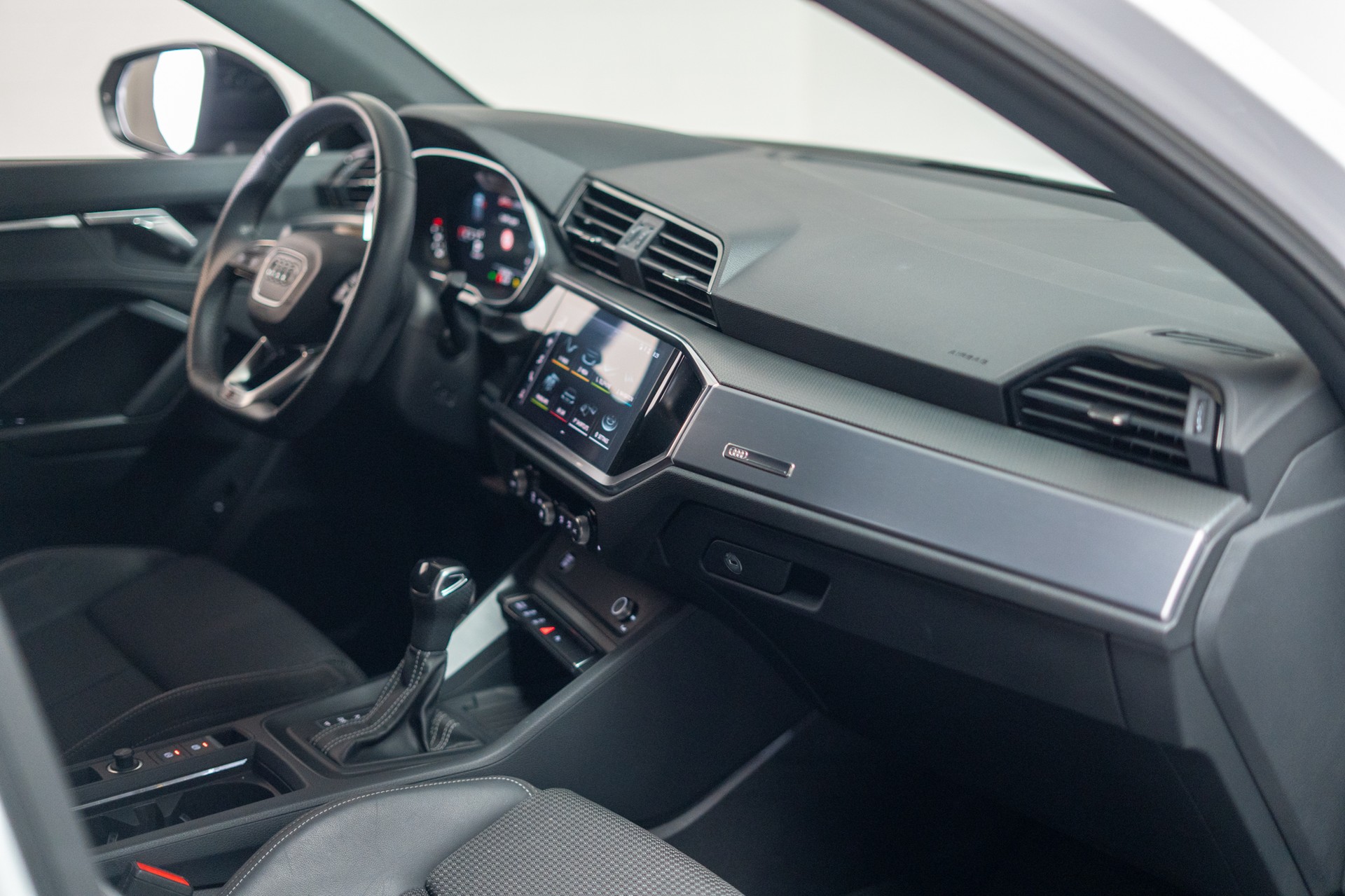 AUDI Q3 1.5 35 TFSI S line S-Tronic / CH-Fahrzeug / Rückfahrkamera / S-Line-image-17