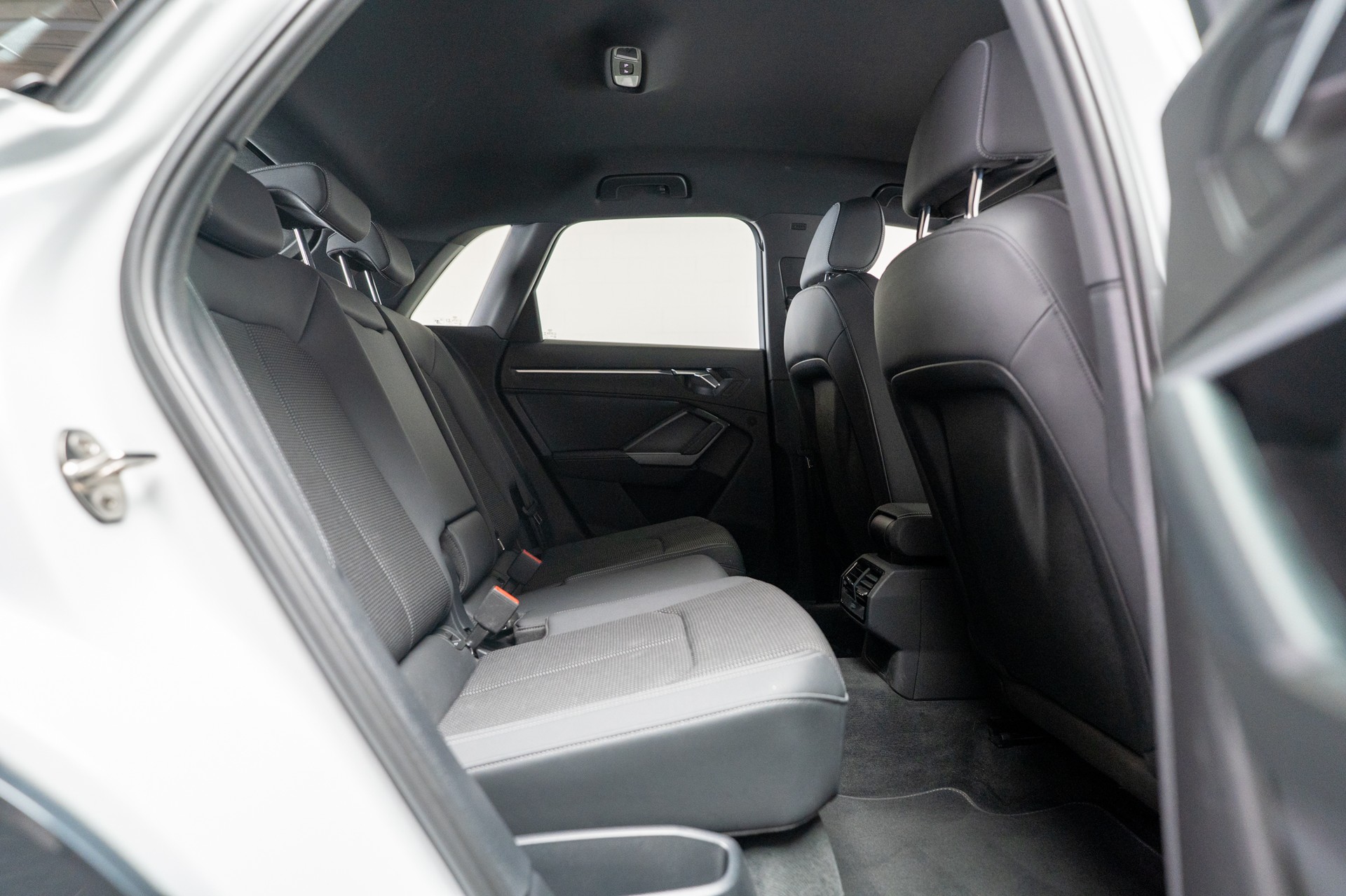 AUDI Q3 1.5 35 TFSI S line S-Tronic / CH-Fahrzeug / Rückfahrkamera / S-Line-image-15