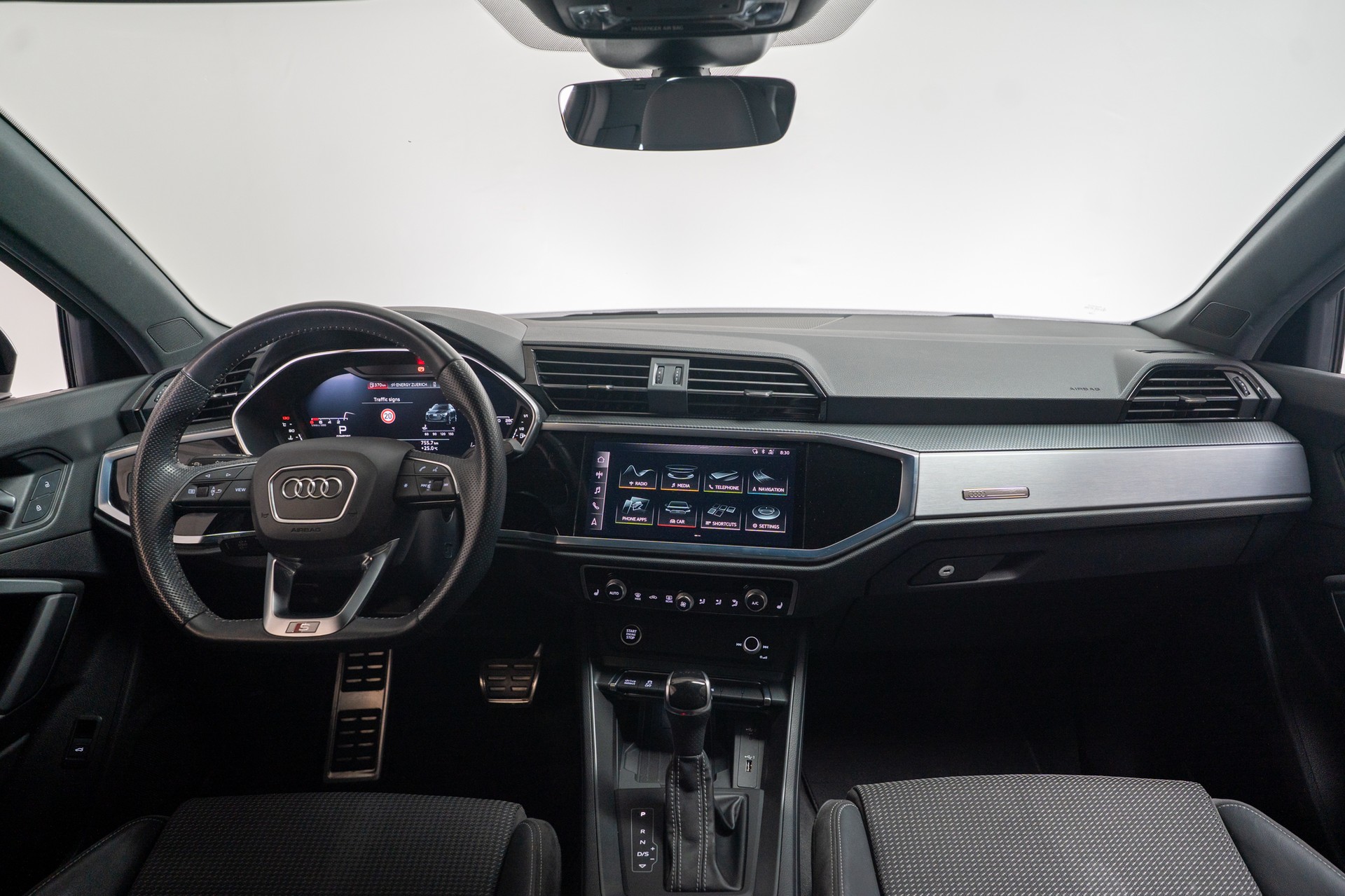AUDI Q3 1.5 35 TFSI S line S-Tronic / CH-Fahrzeug / Rückfahrkamera / S-Line-image-15