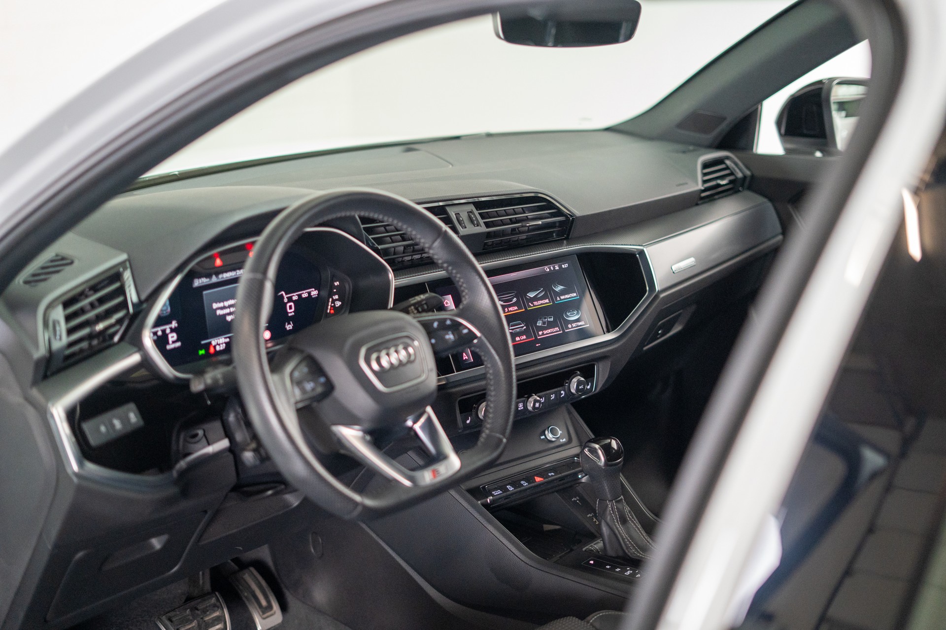 AUDI Q3 1.5 35 TFSI S line S-Tronic / CH-Fahrzeug / Rückfahrkamera / S-Line-image-11