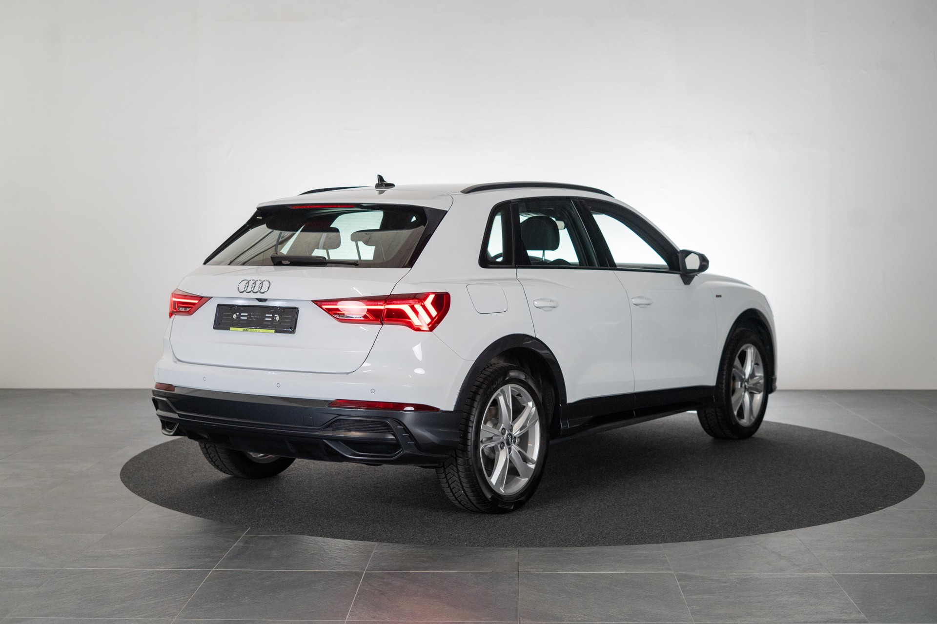 AUDI Q3 1.5 35 TFSI S line S-Tronic / CH-Fahrzeug / Rückfahrkamera / S-Line-image-3