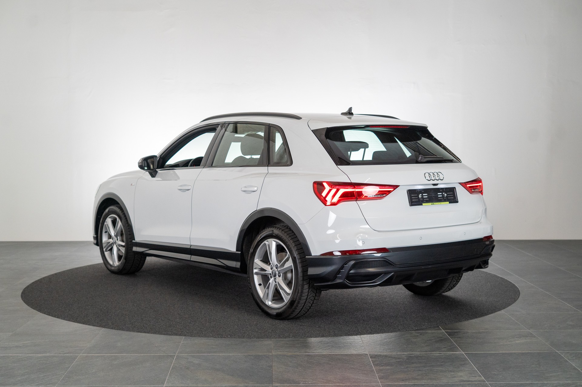 AUDI Q3 1.5 35 TFSI S line S-Tronic / CH-Fahrzeug / Rückfahrkamera / S-Line-image-6