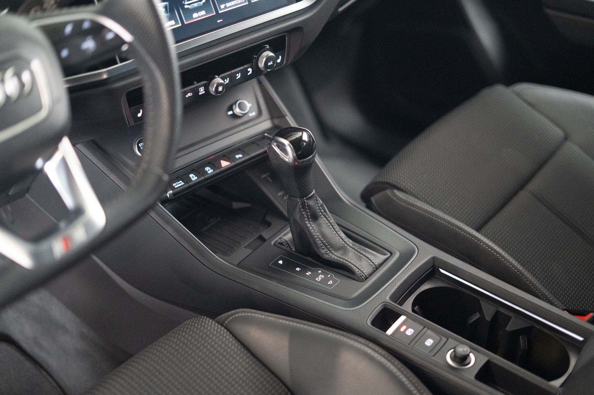 AUDI Q3 1.5 35 TFSI S line S-Tronic / CH-Fahrzeug / Rückfahrkamera / S-Line-image-13