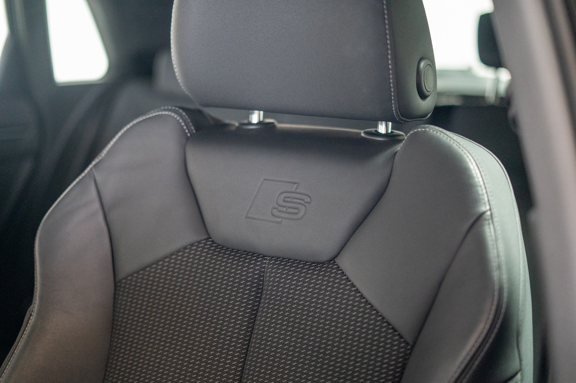 AUDI Q3 1.5 35 TFSI S line S-Tronic / CH-Fahrzeug / Rückfahrkamera / S-Line-image-10