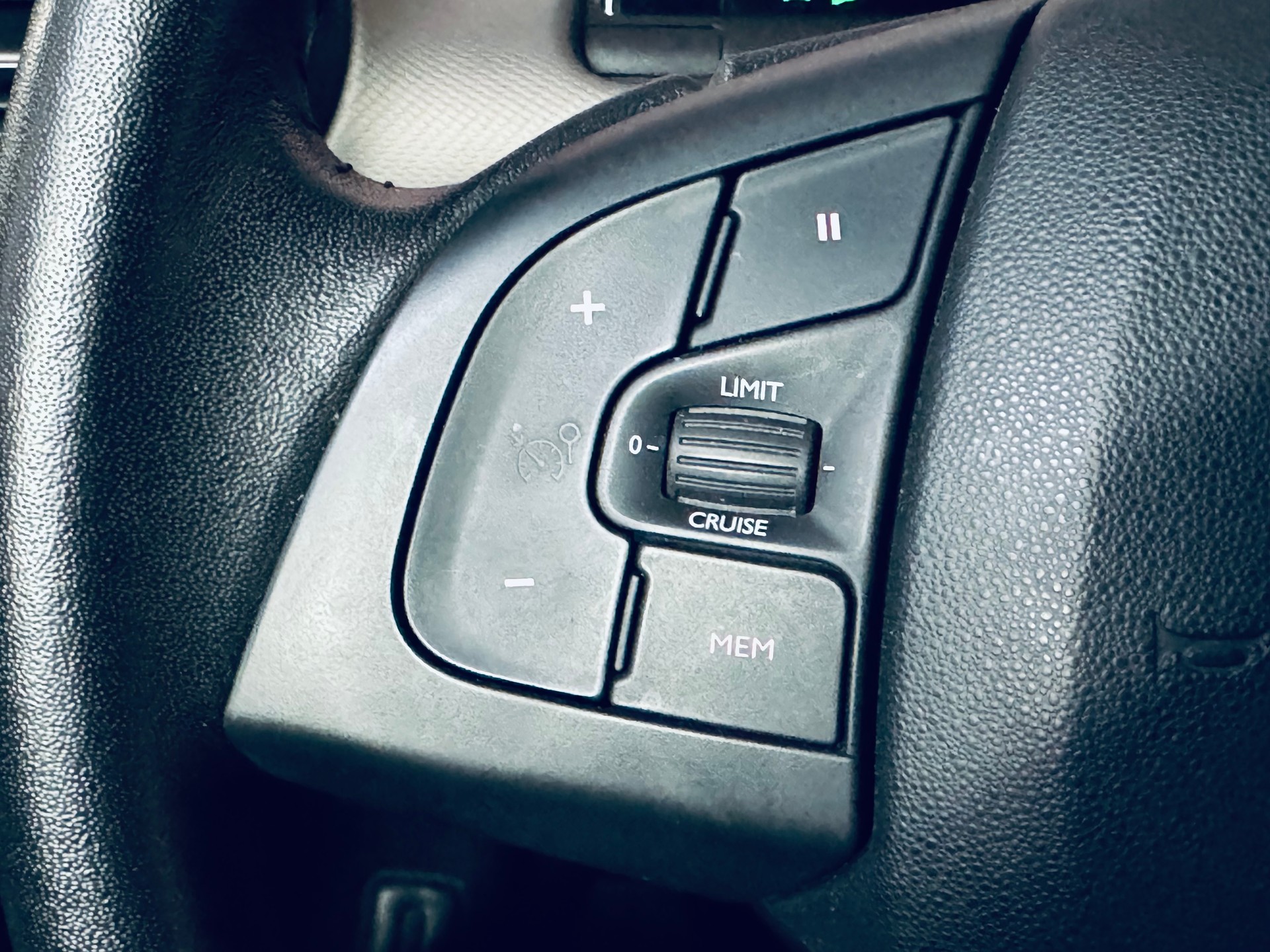 CITROEN C4 Cactus 1.2 Pure Tech Shine-image-24