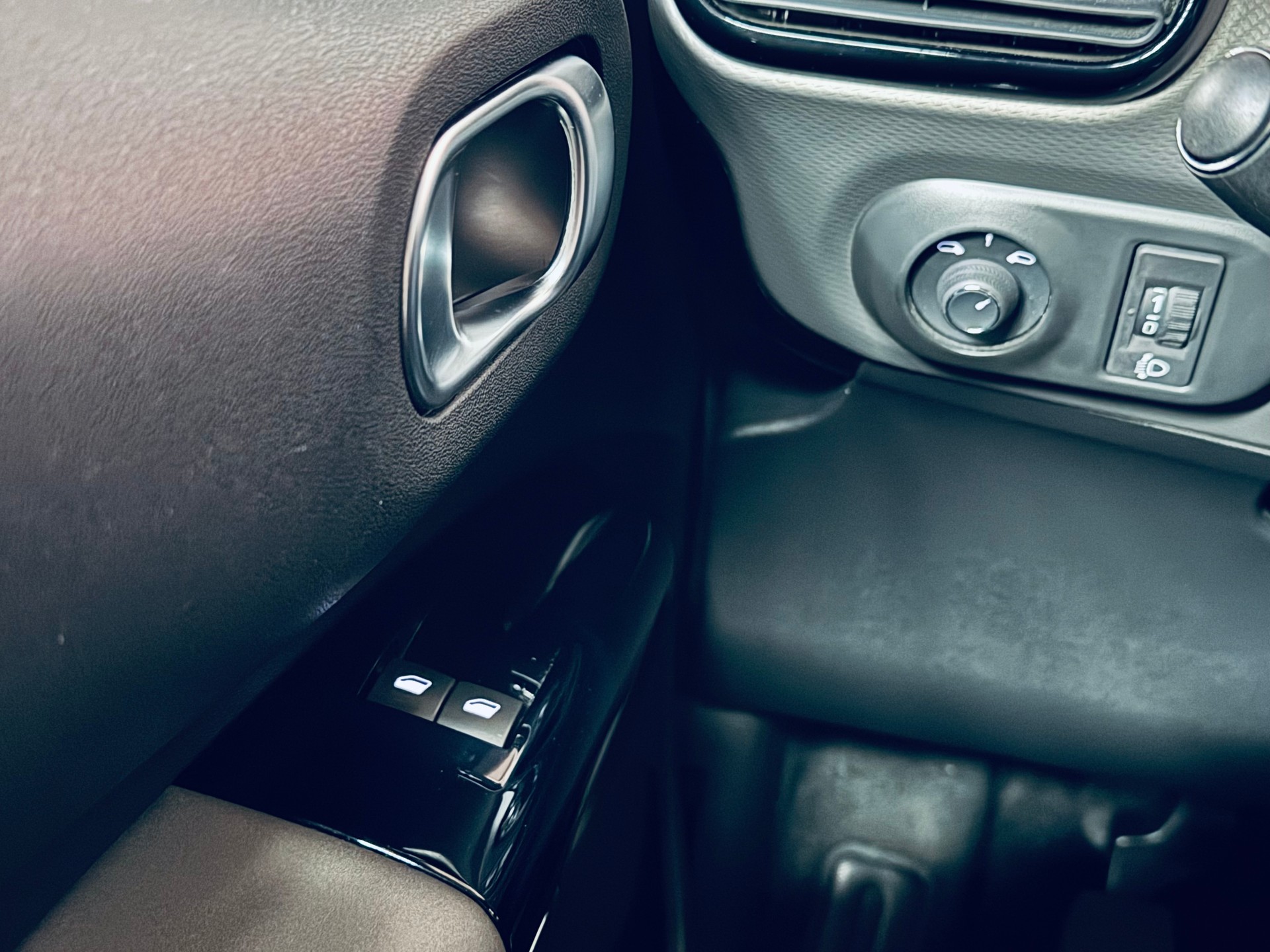 CITROEN C4 Cactus 1.2 Pure Tech Shine-image-25