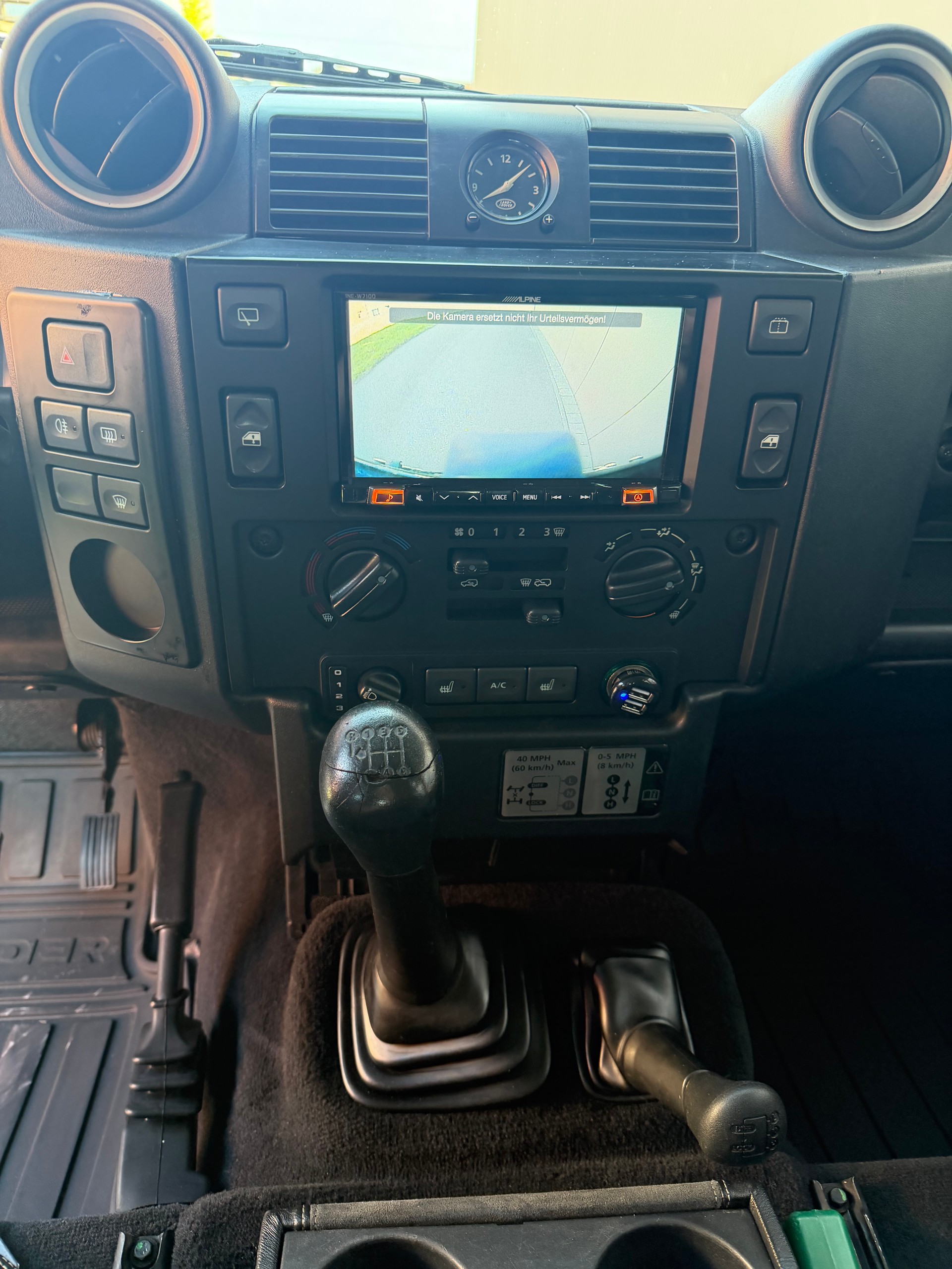 LAND ROVER Defender 110 TD4 *FIRE & ICE*-image-19
