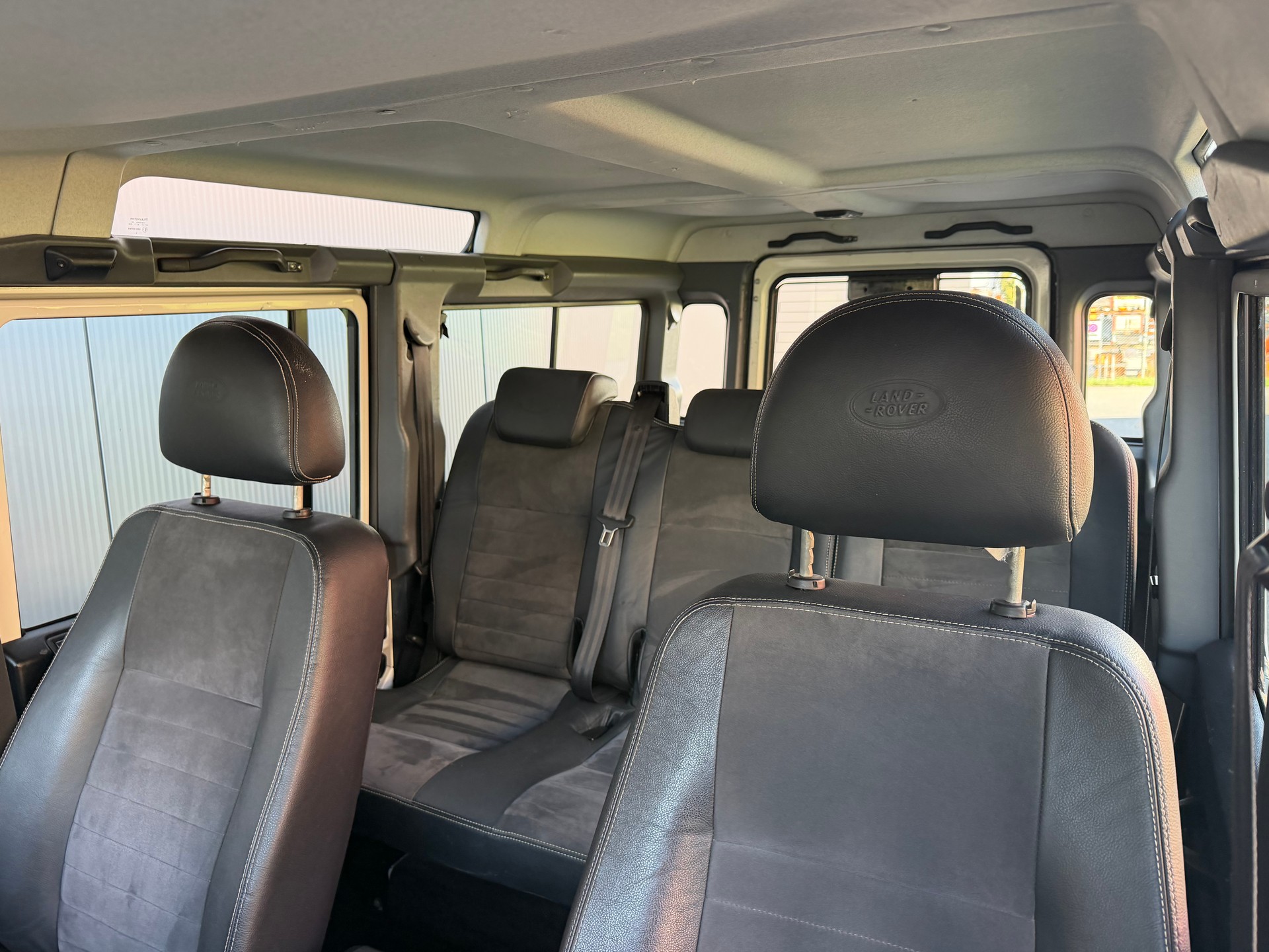 LAND ROVER Defender 110 TD4 *FIRE & ICE*-image-7