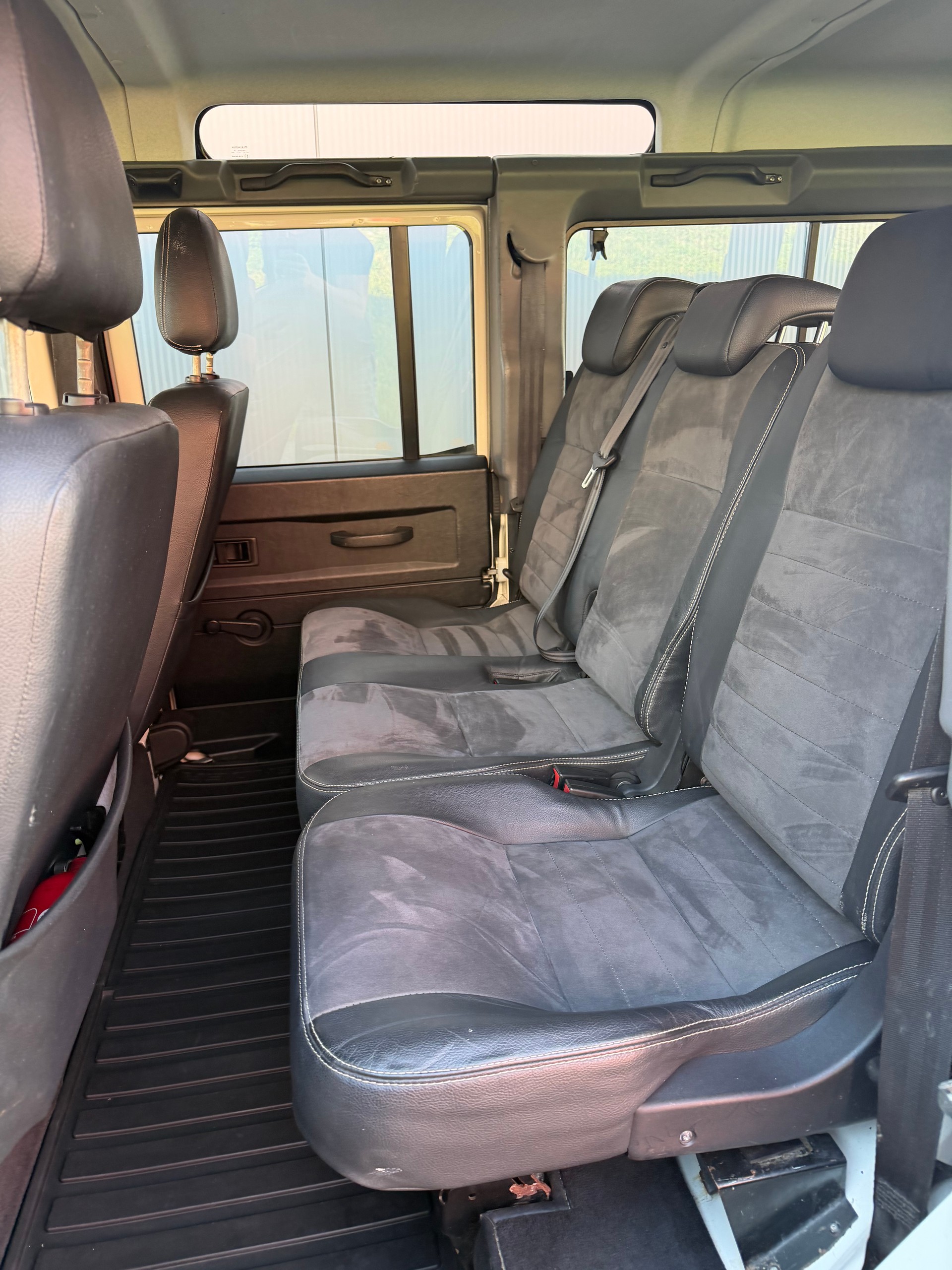 LAND ROVER Defender 110 TD4 *FIRE & ICE*-image-9
